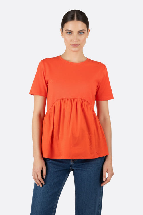 
T-shirt ample corail avec fronces délicates, parfait pour une tenue chic décontractée au quotidien.



