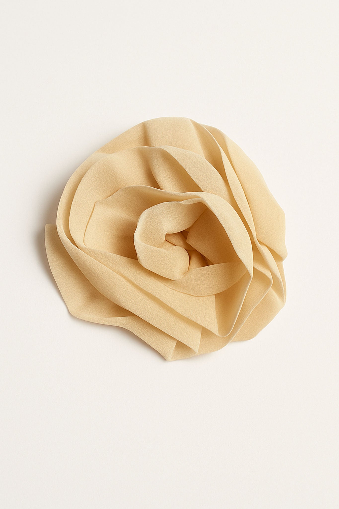 Top asimmetrico in bianco écru con drappeggio a fiori scolpiti, un'ottima scelta per abbinamenti eleganti e occasioni...