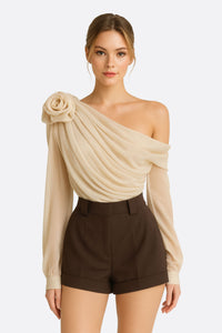 Топ асимметричный белый экрю с драпировкой и цветочной скульптурой