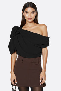 Top asymétrique noir drapé à fleur sculptée