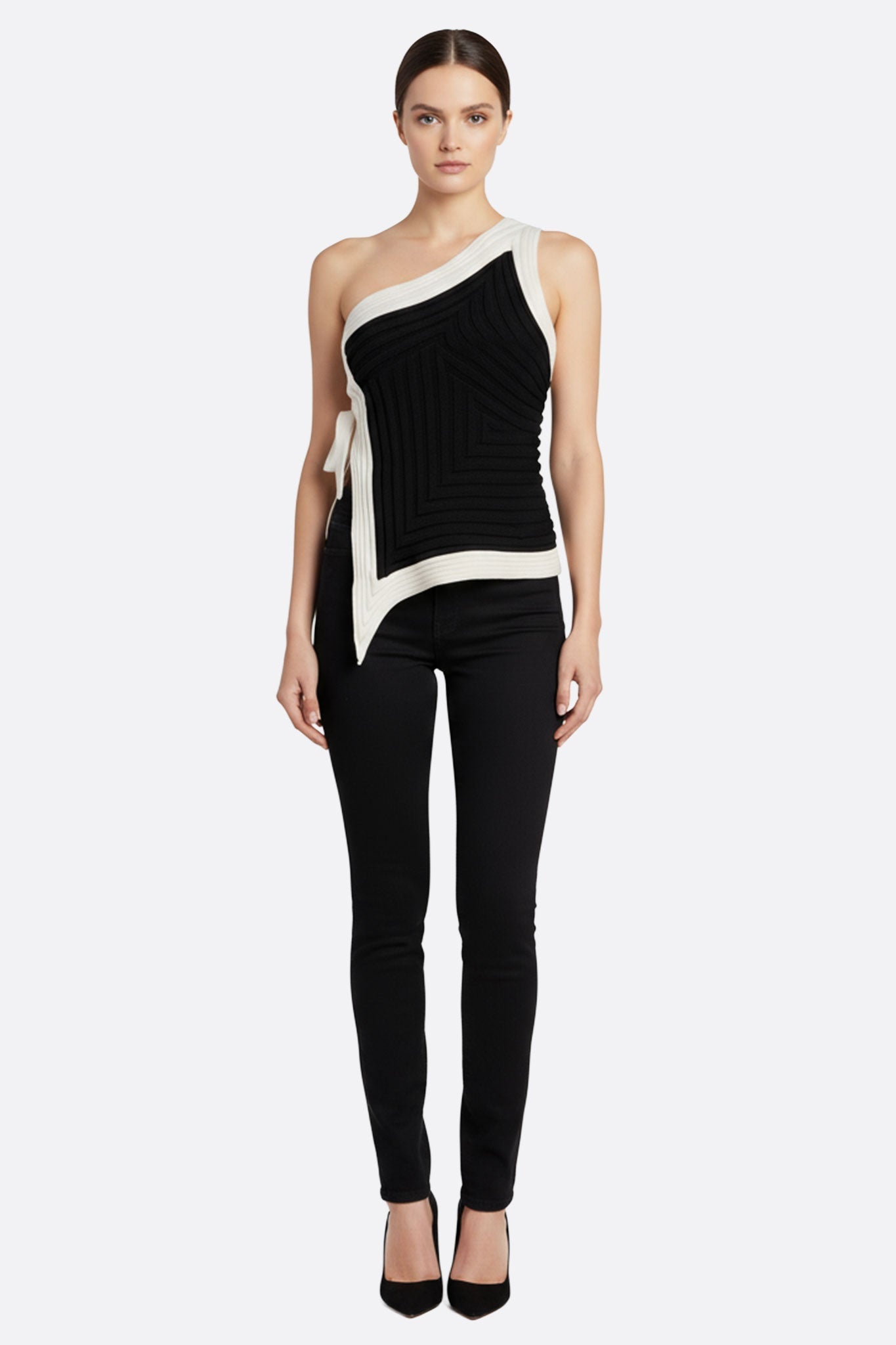 
Détail du top asymétrique noir et blanc, design graphique élégant, parfait pour une soirée raffinée ou une sortie branchée.



