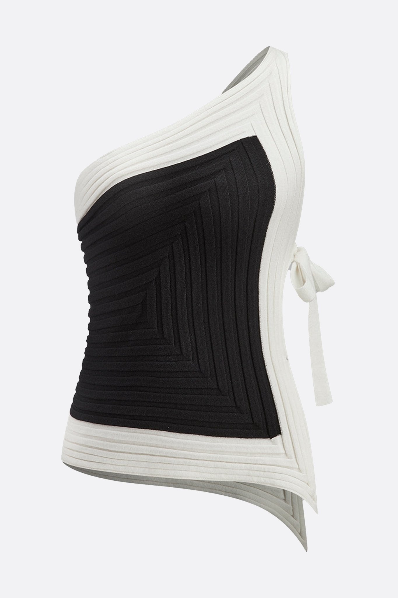 Dettaglio della texture del top asimmetrico bianco e nero, caratterizzato da un motivo grafico affascinante, perfetto per...