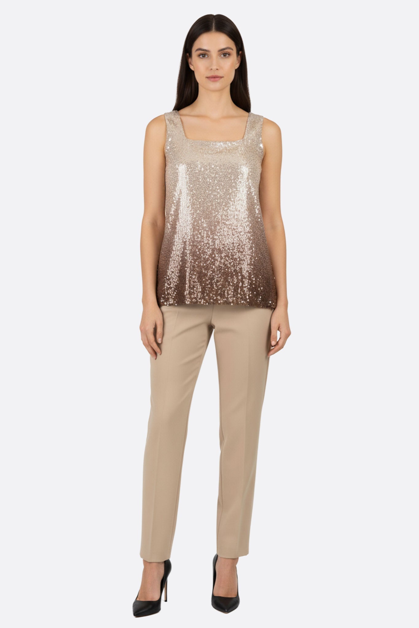 
Zoom sur le top chic beige à sequins dégradés dorés, un must pour une allure raffinée en soirée.



