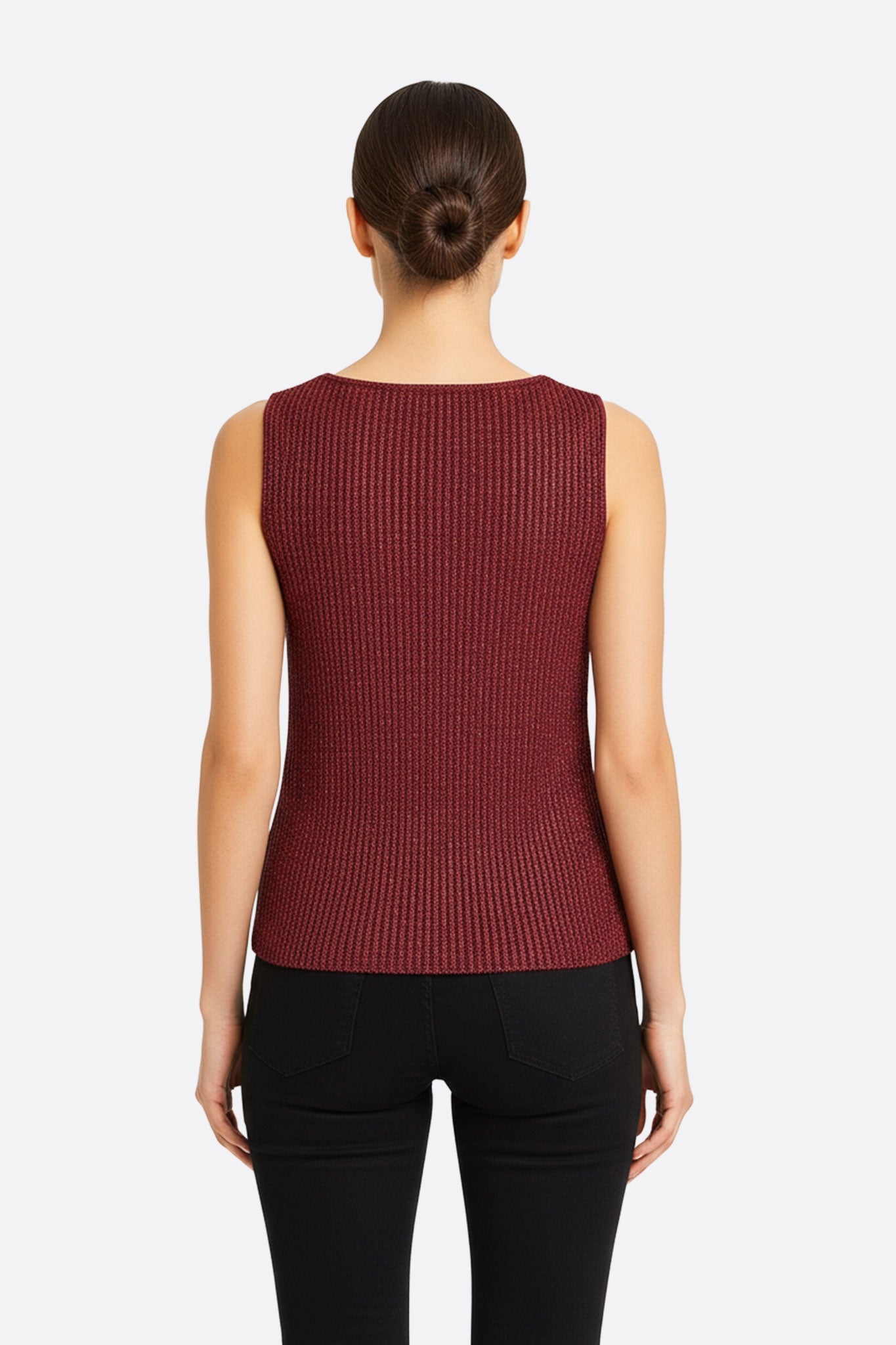 
Top bordeaux à sequins, vue 3/4, mettant en valeur son élégance et sa brillance pour une tenue raffinée en soirée.



