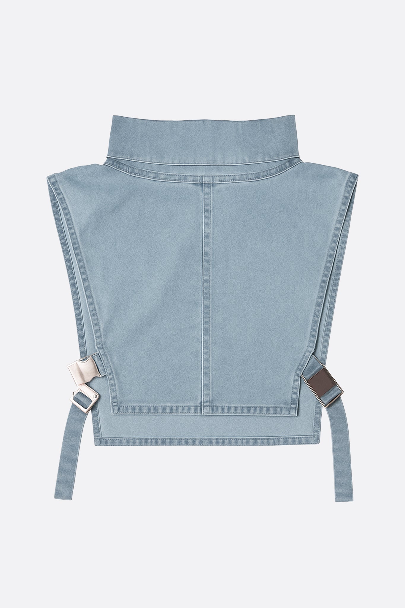 Top senza maniche in denim blu con dettagli strutturati e chiusura in metallo, ideale per outfit eleganti e contemporanei.