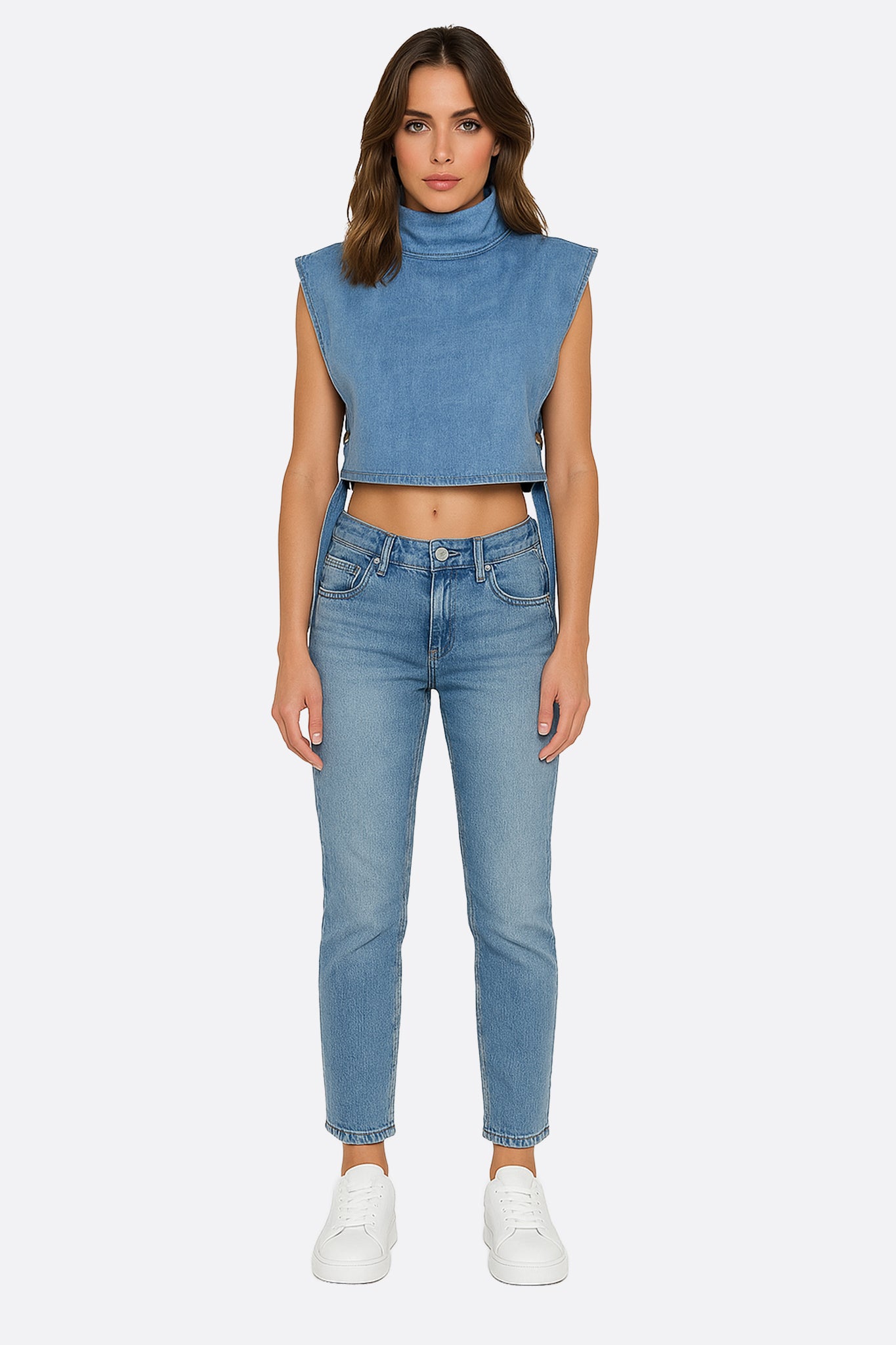 Top in denim blu senza maniche con fibbia metallica, caratterizzato da una struttura elegante, perfetto per look chic e...