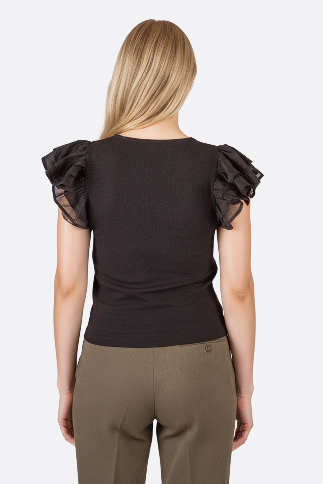 
Détail des manches volantées d'un top noir en mousseline, idéal pour un style raffiné au quotidien ou en soirée.



