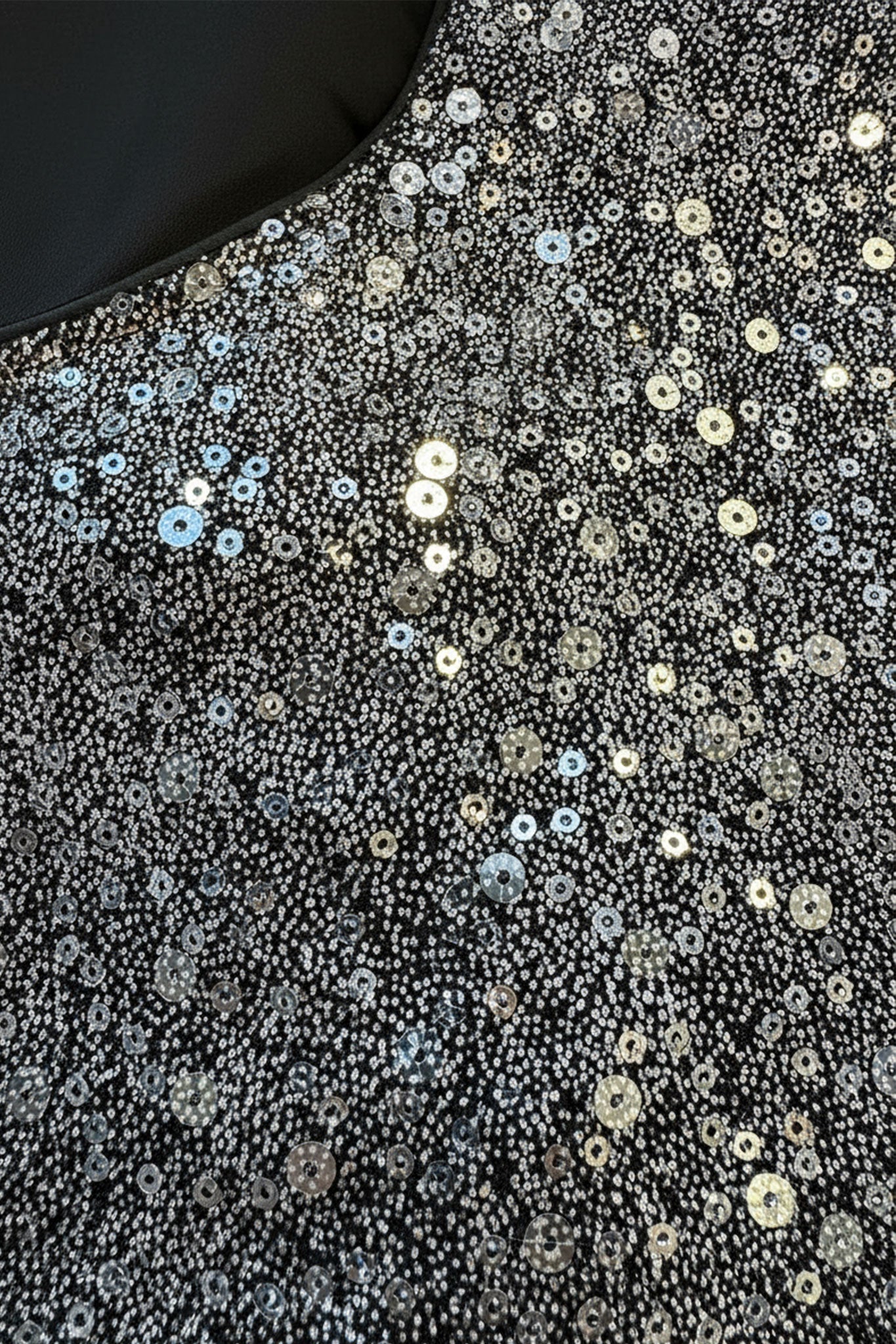 Top brillante en color negro con lentejuelas plateadas y detalles de puños plisados, ideal para una noche elegante y chic.