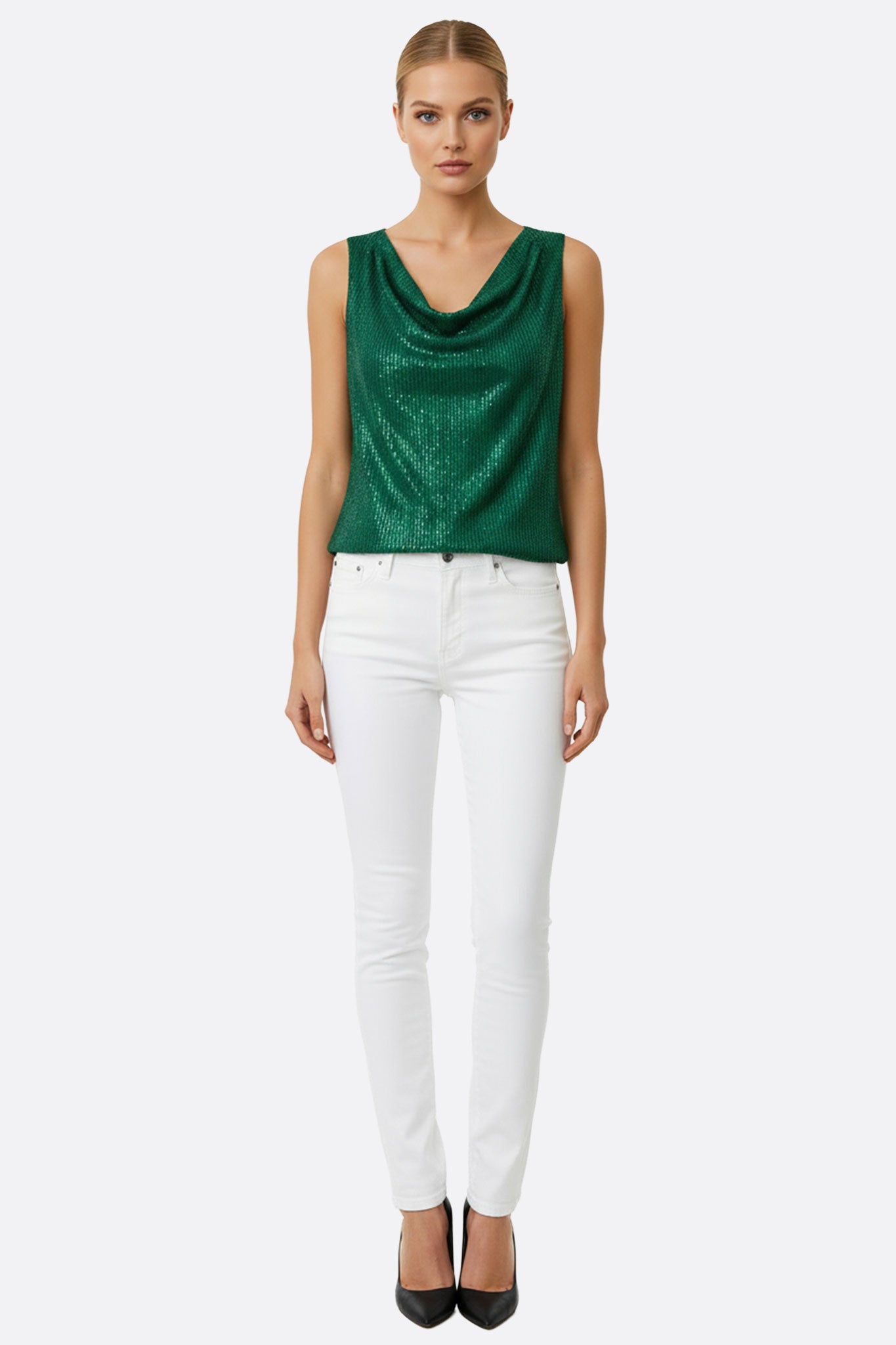 Détail du top vert en sequins, sans manches, apportant une touche brillante et sophistiquée pour des occasions festives.