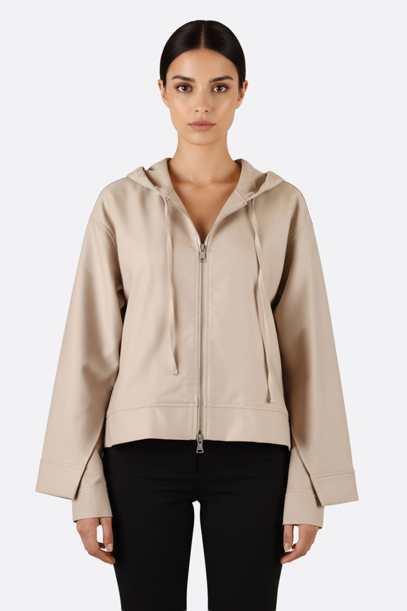 
Veste à capuche zippée en toile de coton beige, parfaite pour un look chic décontracté en toute saison.



