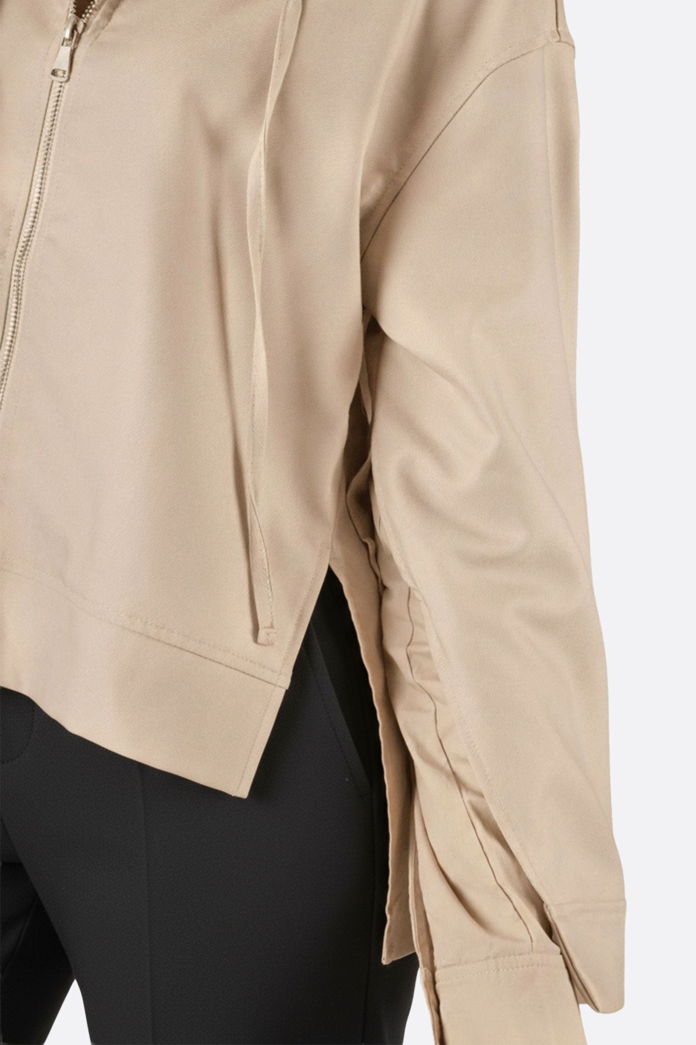 Giacca con cappuccio in cotone beige, tessuto morbido e confortevole, ideale per outfit casual e serate informali.