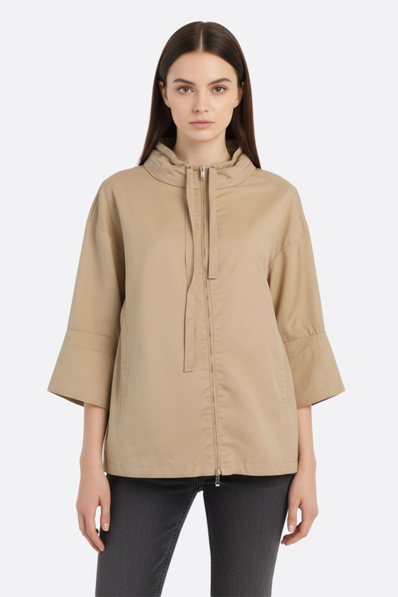 
Veste beige sable ample avec capuche cachée, parfaite pour un look chic et décontracté au quotidien.



