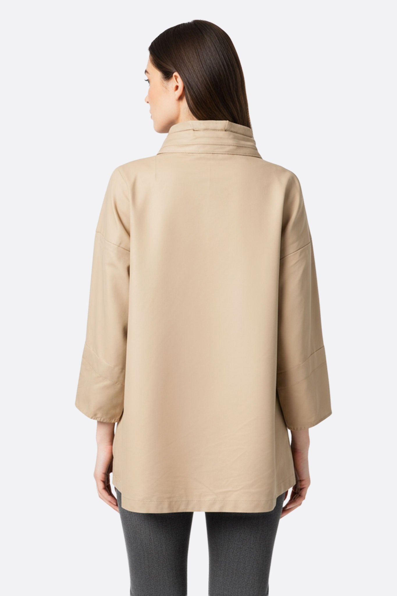 
Détail de la texture de la veste beige ample, offrant une silhouette élégante pour des occasions décontractées ou raffinées.



