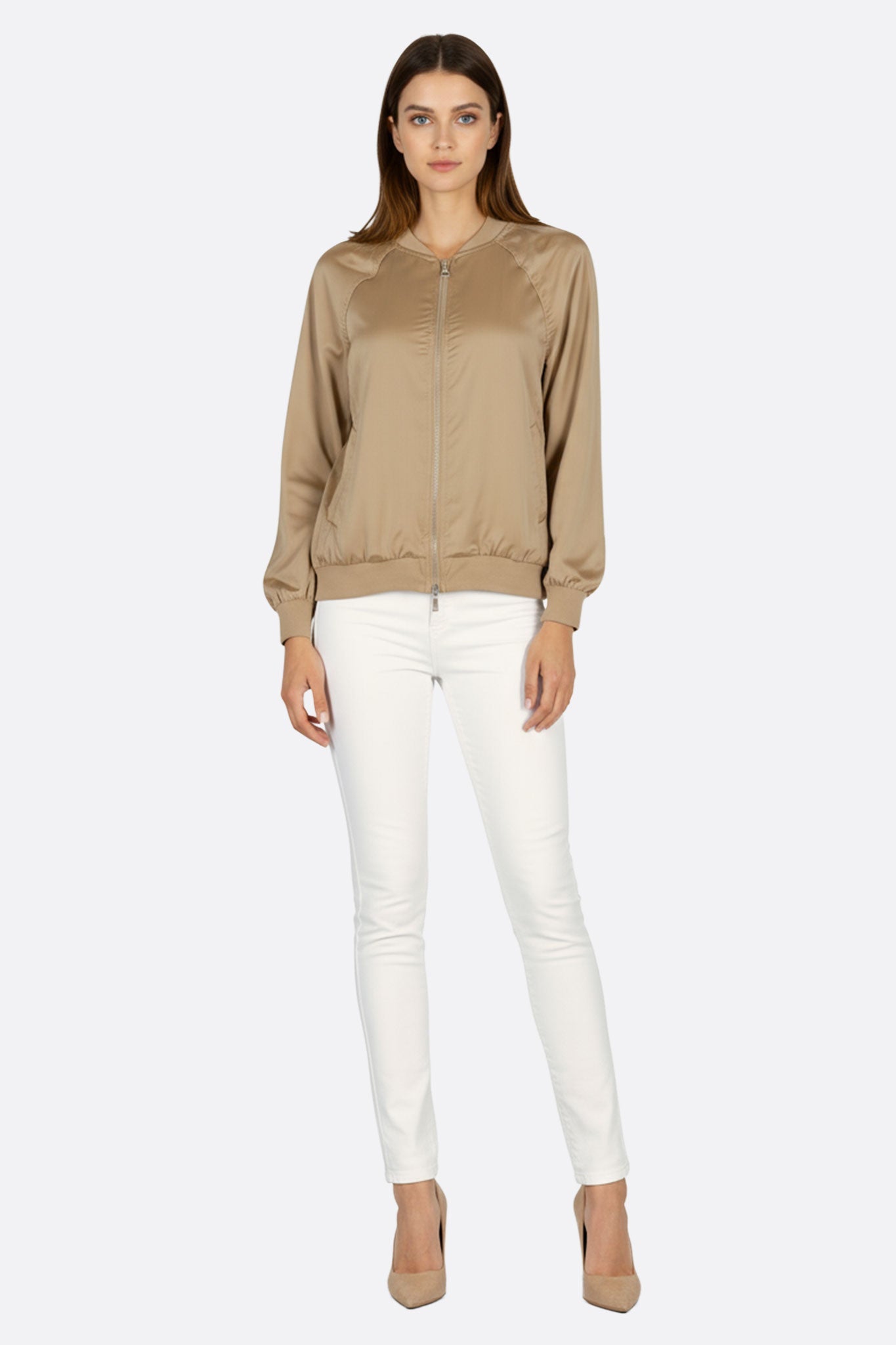 
Détail zippé de la veste bomber satinée taupe, ajoutant une touche raffinée à une tenue décontractée ou de bureau.



