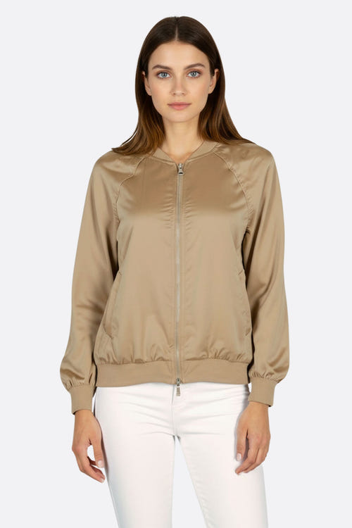 
Veste bomber satinée taupe zippée, idéale pour sublimer une tenue chic lors d'une sortie en soirée.



