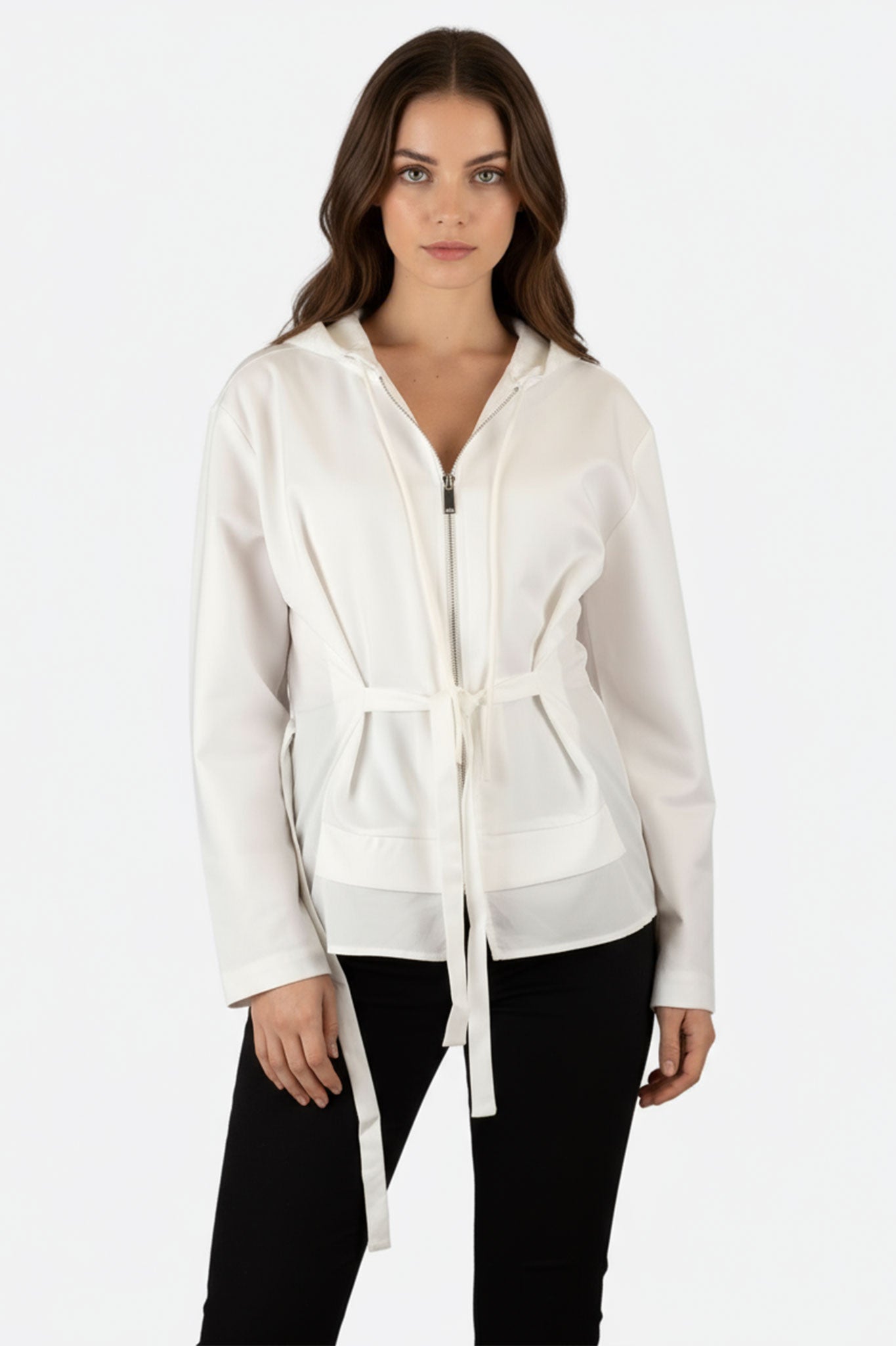 Vista frontal de la ligera chaqueta blanca con capucha y cintas para anudar, perfecta para un look fresco y elegante en...