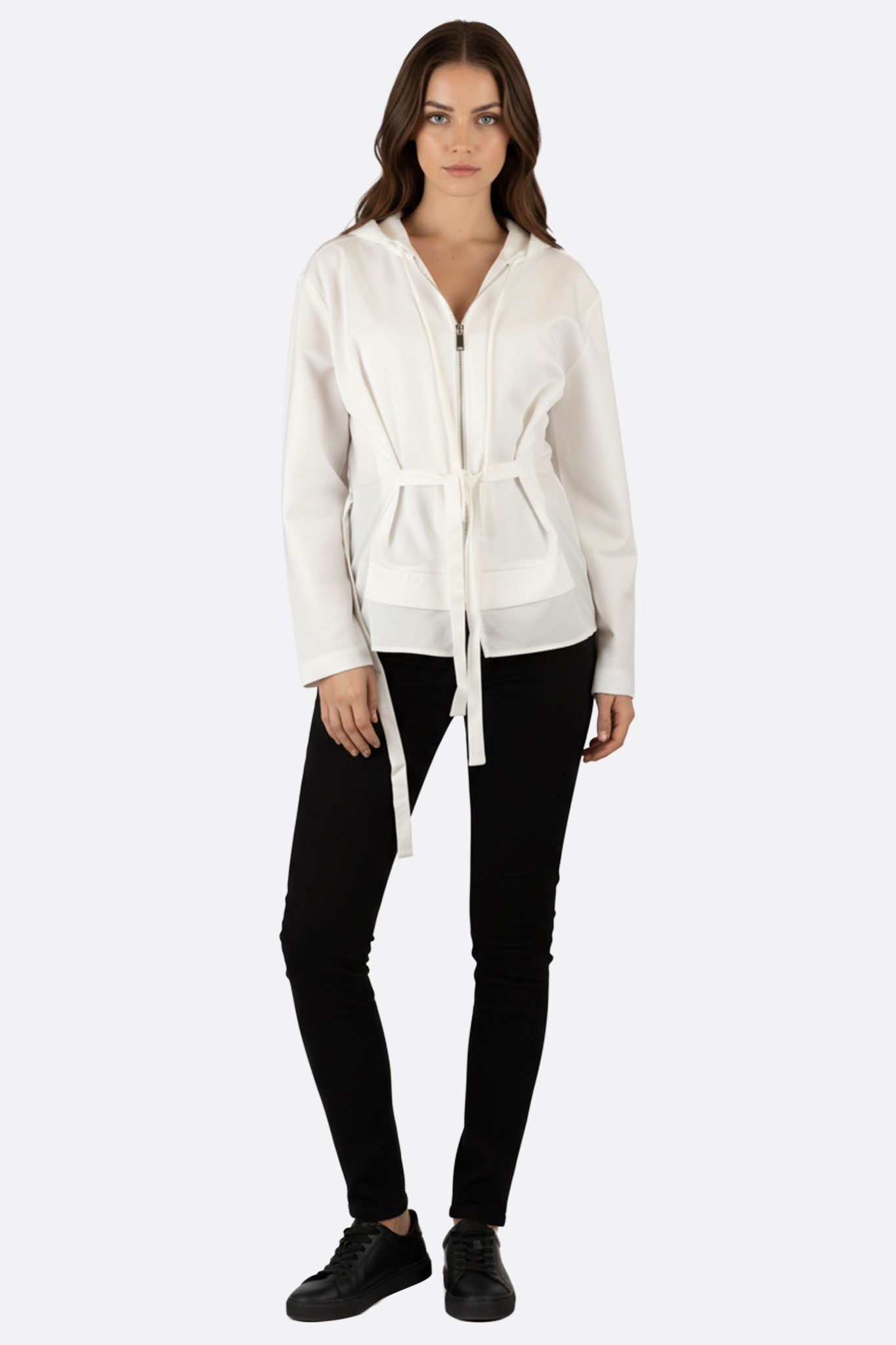 Vista lateral de la ligera chaqueta blanca con capucha y lazos ajustables, ideal para completar un look fresco y chic en...