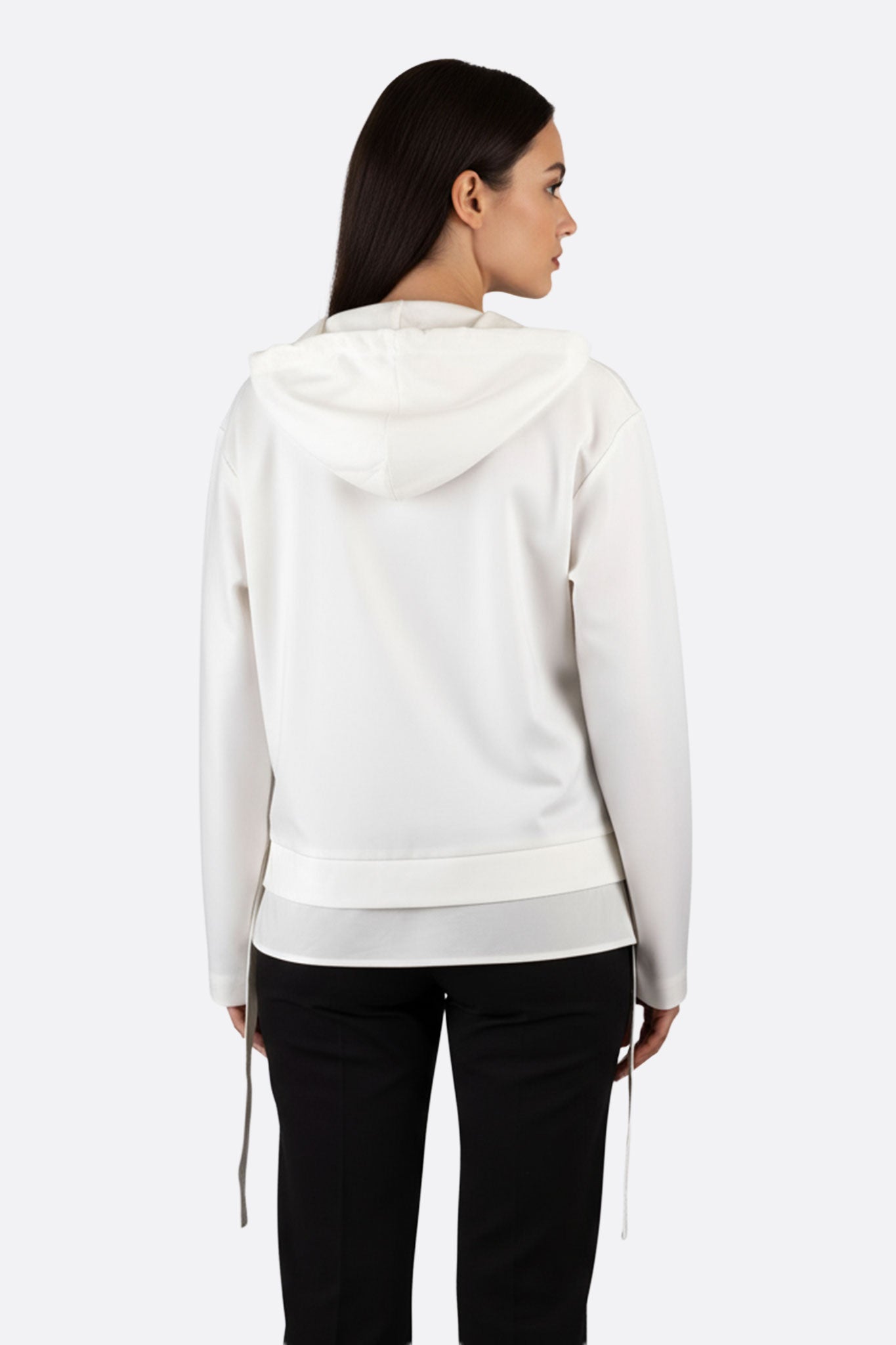 Giacca leggera bianca con cappuccio e lacci, ideale per look eleganti e casual in ogni stagione.