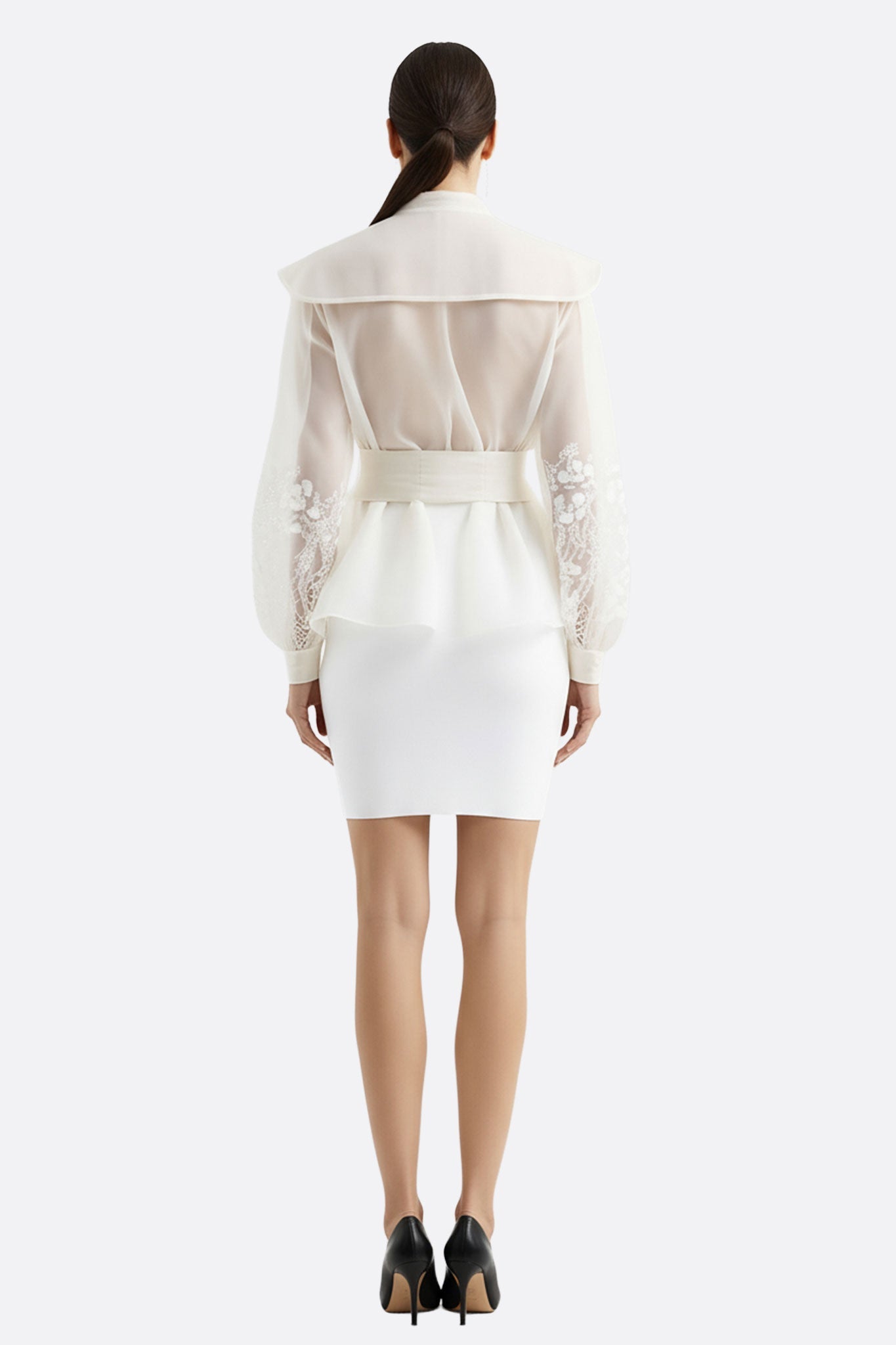 Giacca camicetta in organza écru con motivi floreali, caratterizzata da una silhouette leggera e sofisticata, perfetta...