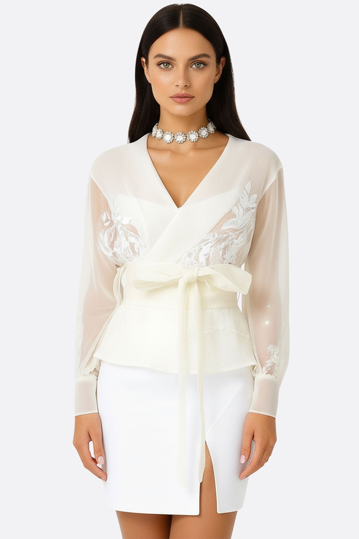 
Veste-chemise en organza écru à motifs floraux, élégante et légère, parfaite pour une soirée chic ou un look quotidien.



