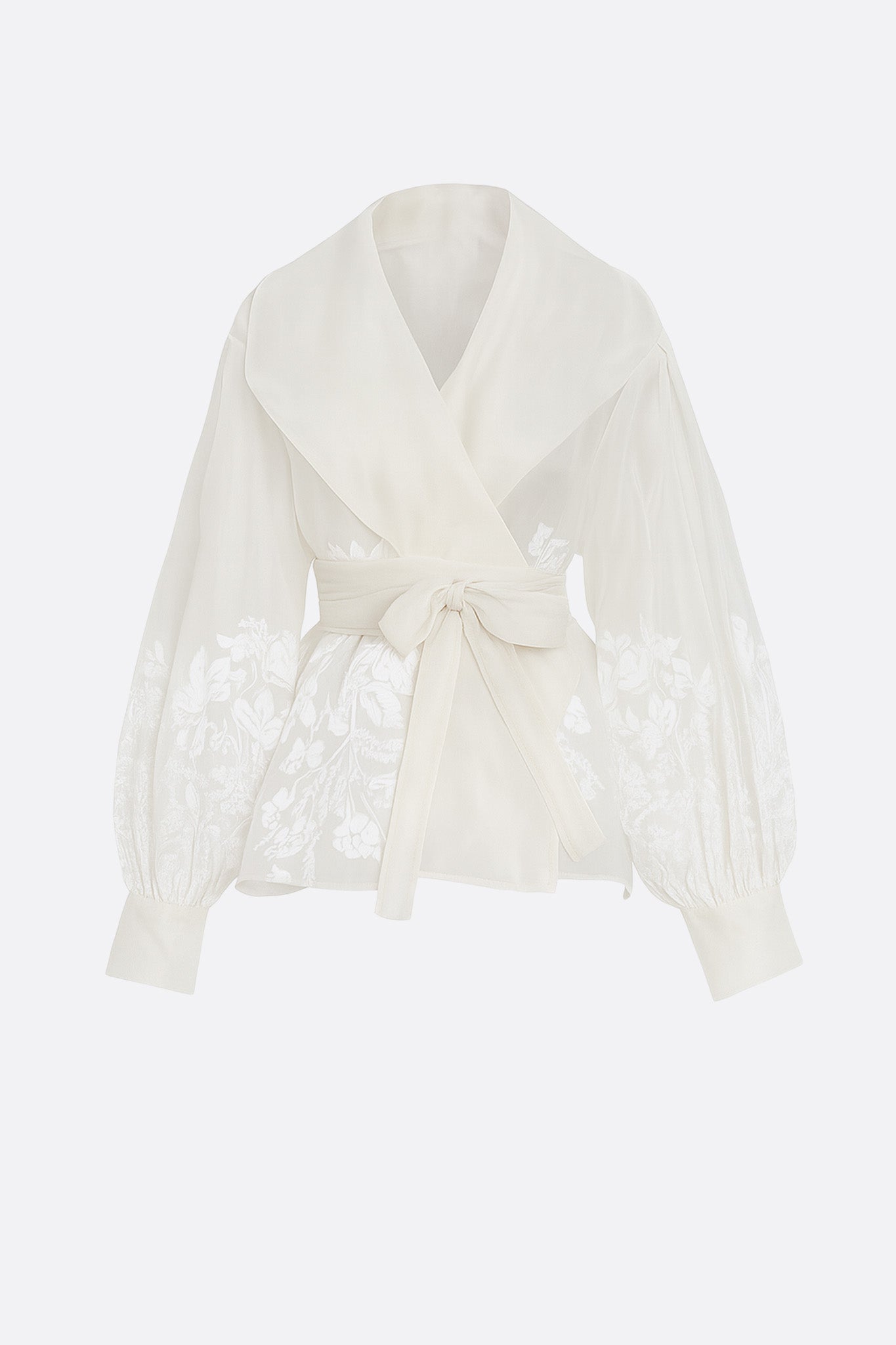 
Veste-chemise en organza écru ornée de motifs floraux, capturant l'essence d'une élégance moderne et raffinée.



