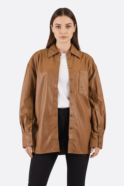 
Veste-chemise oversize en similicuir marron, style décontracté et chic pour femme, parfaite pour vos sorties élégantes.



