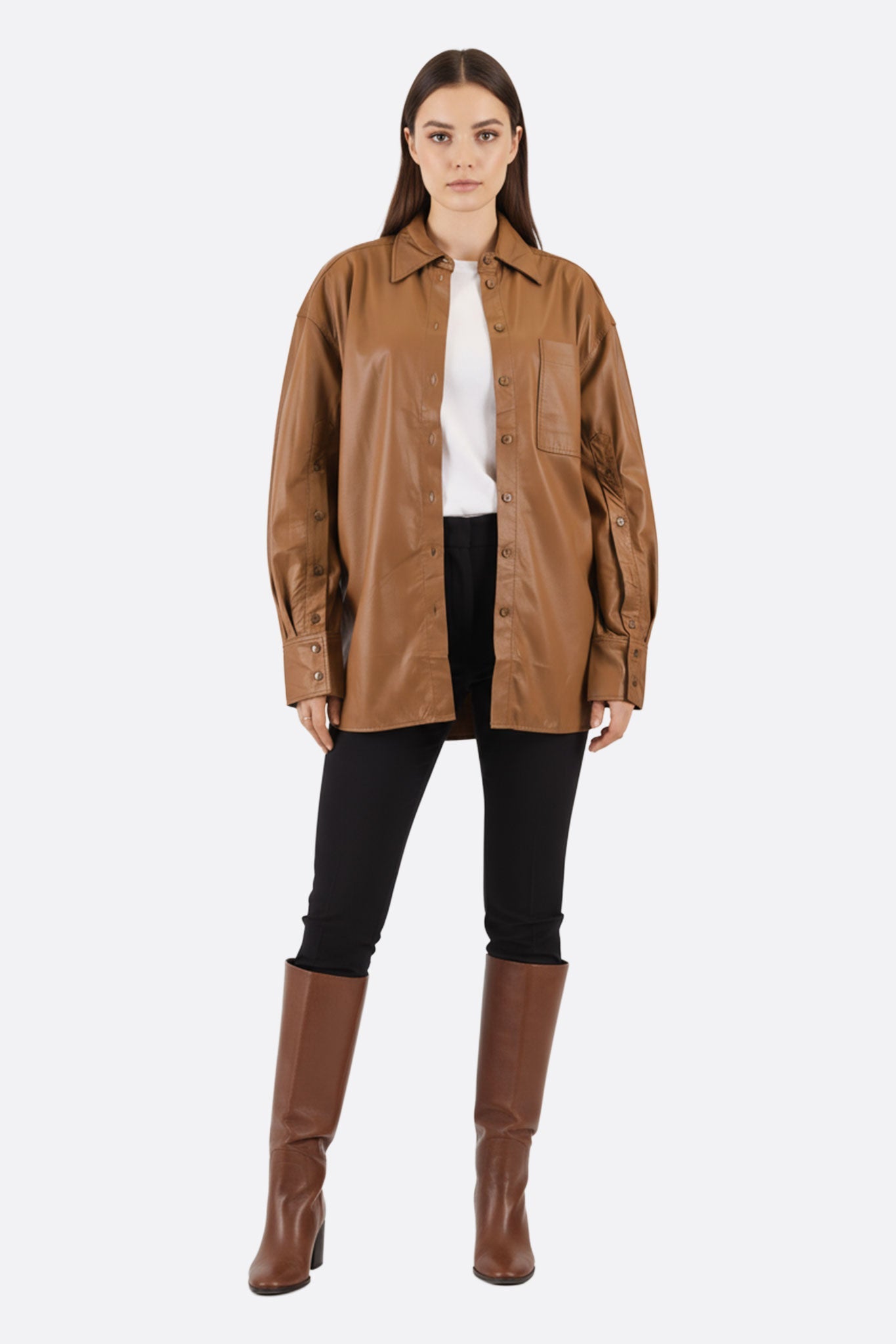 
Détail de la veste-chemise oversize en similicuir marron, une pièce moderne et raffinée pour un look décontracté et élégant.



