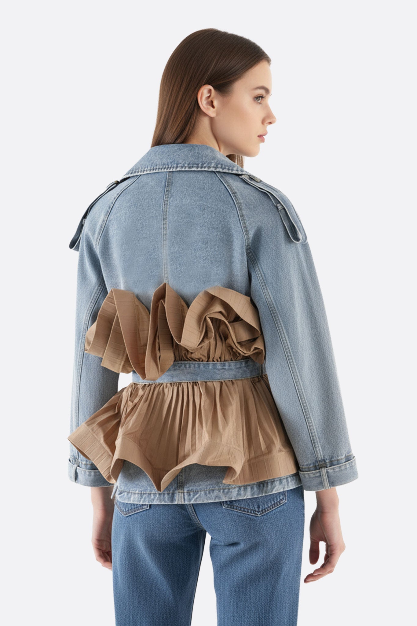 
Veste en denim beige déstructurée avec plissé délicat, un choix raffiné pour une tenue moderne et stylée.



