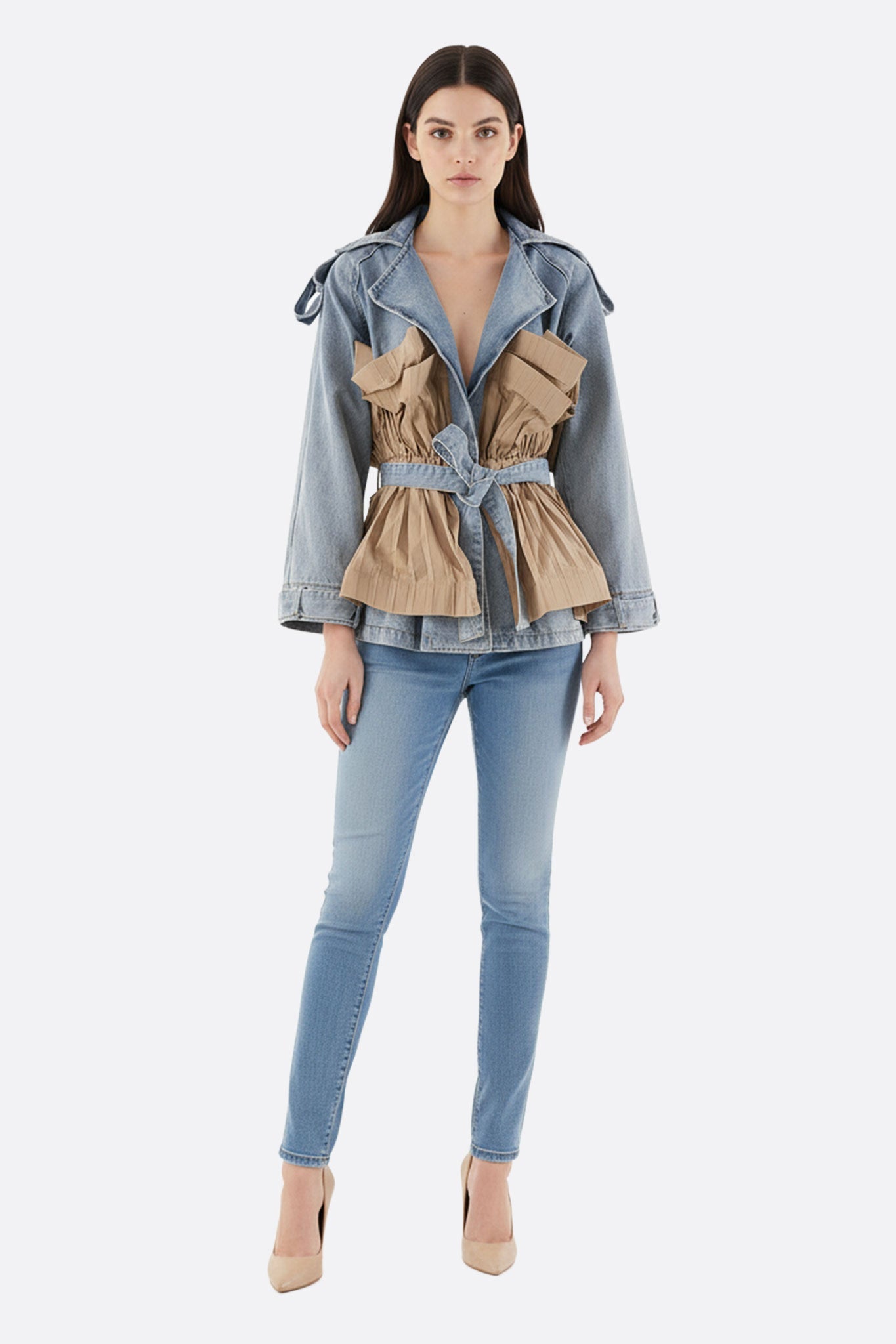 
Détail unique de la veste beige en denim avec plissé, parfaite pour une allure audacieuse et élégante en toute occasion.



