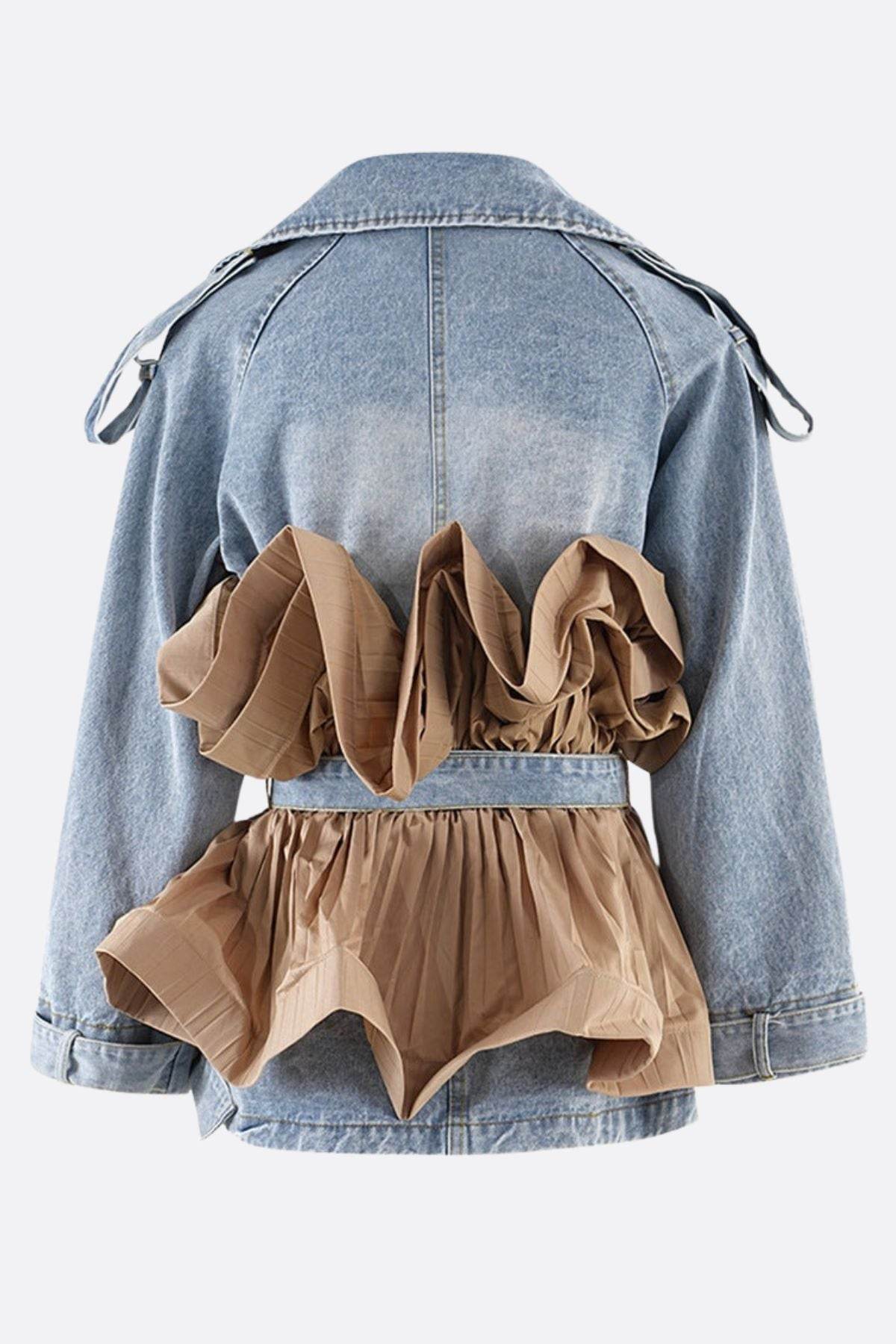 Giacca in denim beige con dettagli plissettati, angolazione alternativa che esalta il suo stile audace e raffinato,...