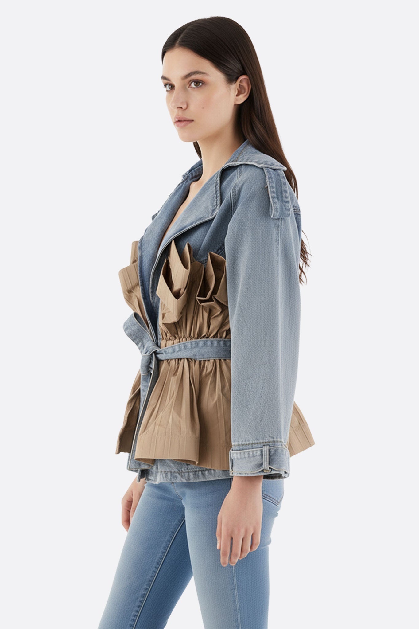 
Détail de la veste en denim déstructurée beige, mettant en valeur son tissu plissé élégant, idéale pour le quotidien.



