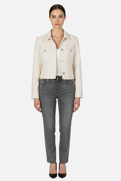 
Zoom sur une veste courte en tweed écru ornée de sequins, un choix raffiné pour illuminer vos tenues de soirée.



