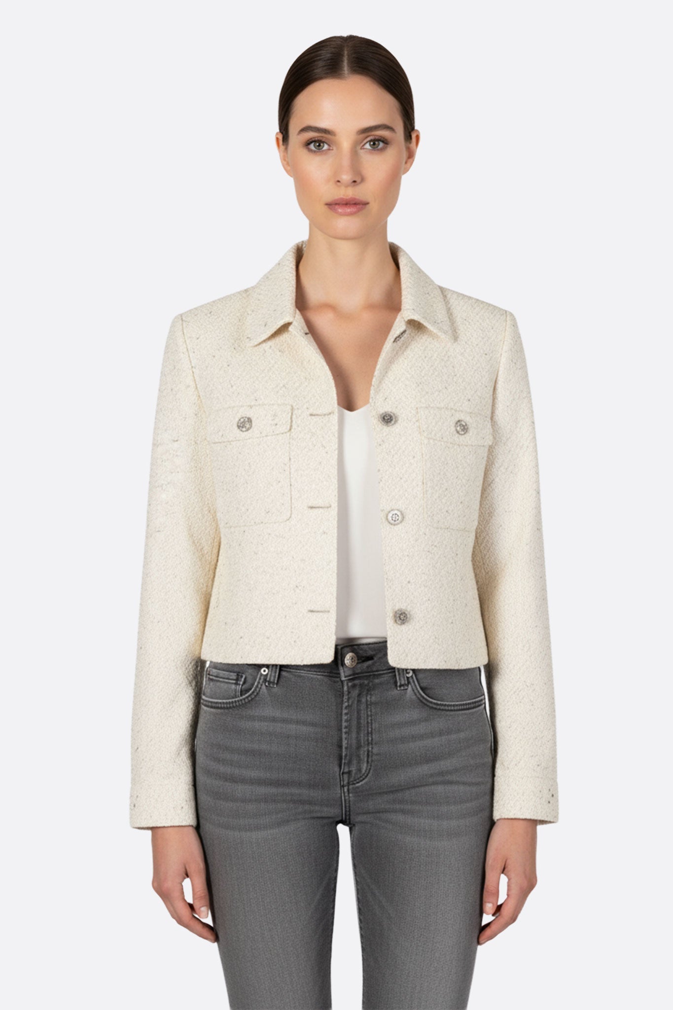 Veste courte en tweed écru scintillante, embellie de sequins, parfaite pour apporter une touche chic à votre garde-robe.