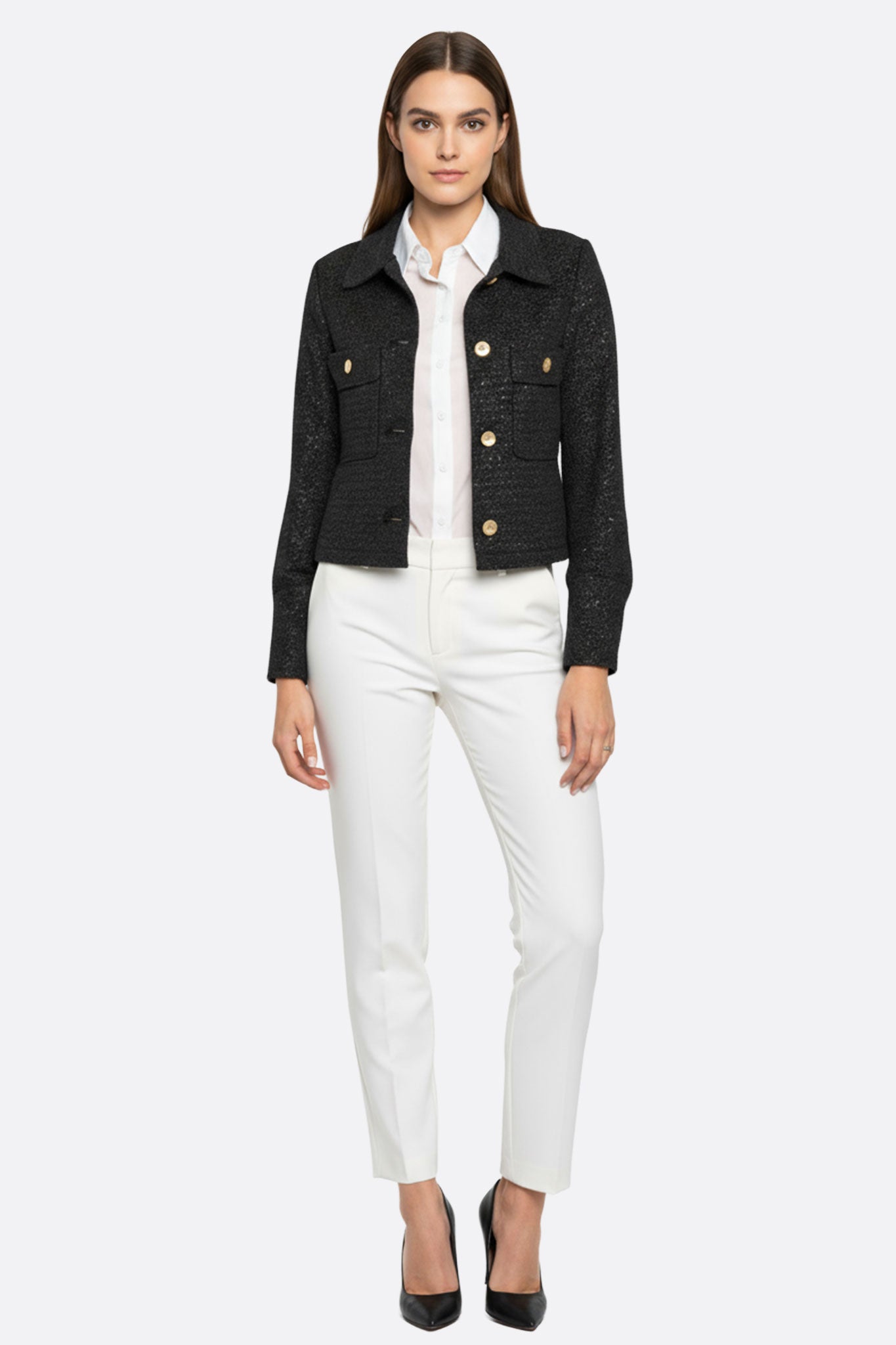 
Détail captivant de la veste courte en tweed noir à sequins, idéale pour une allure chic lors d'une soirée festive.



