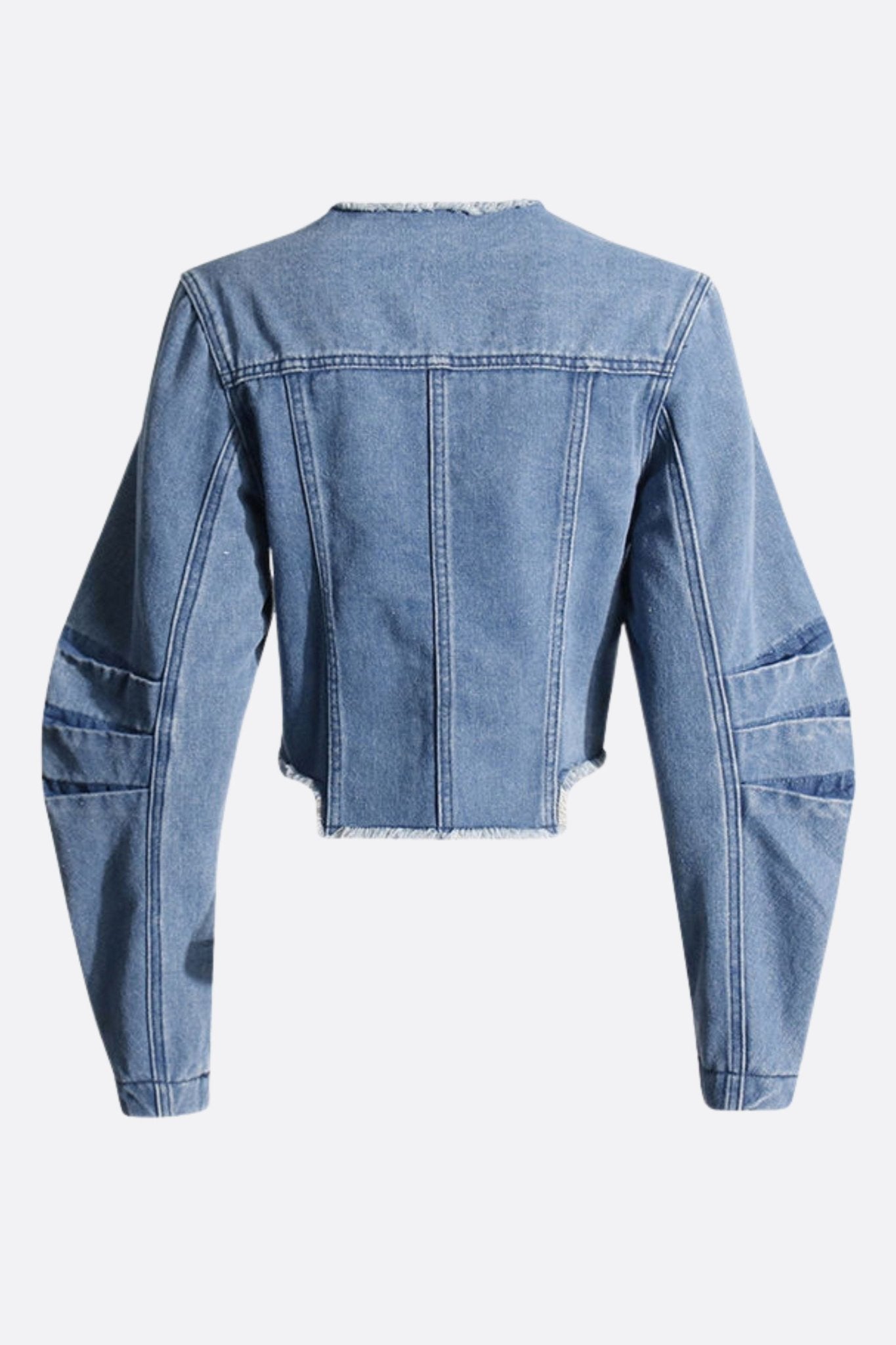 Стильная джинсовая куртка с фрагментами, акцентирующая внимание на женственности и идеально подходящая для офисного стиля.