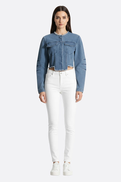 
Détail frangé de la veste en denim structurée, ajoutant une touche audacieuse et stylée à votre tenue quotidienne.



