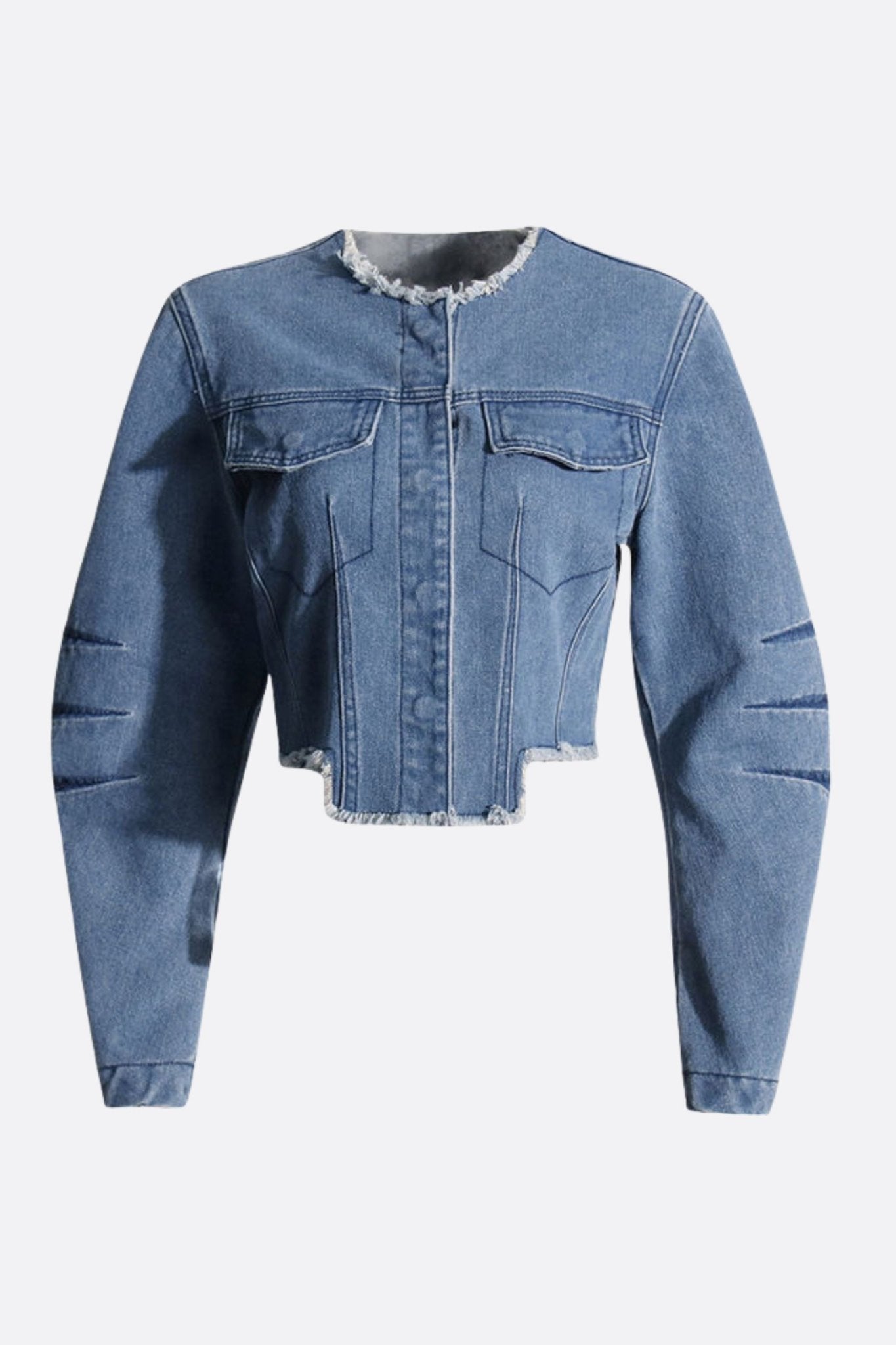 
Veste en denim courte aux détails frangés, une pièce tendance pour sublimer vos looks de jour comme de nuit.




