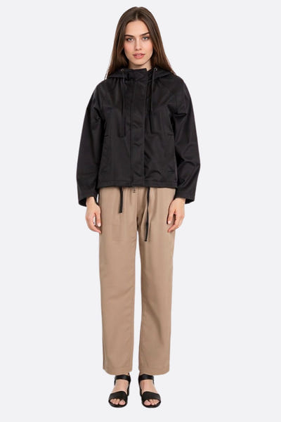 
Détail de la veste noire légère à capuche, mettant en valeur sa coupe droite ample et son allure élégante pour le quotidien.



