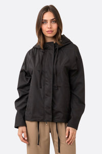 Chaqueta negra ligera con capucha de corte recto y amplio 