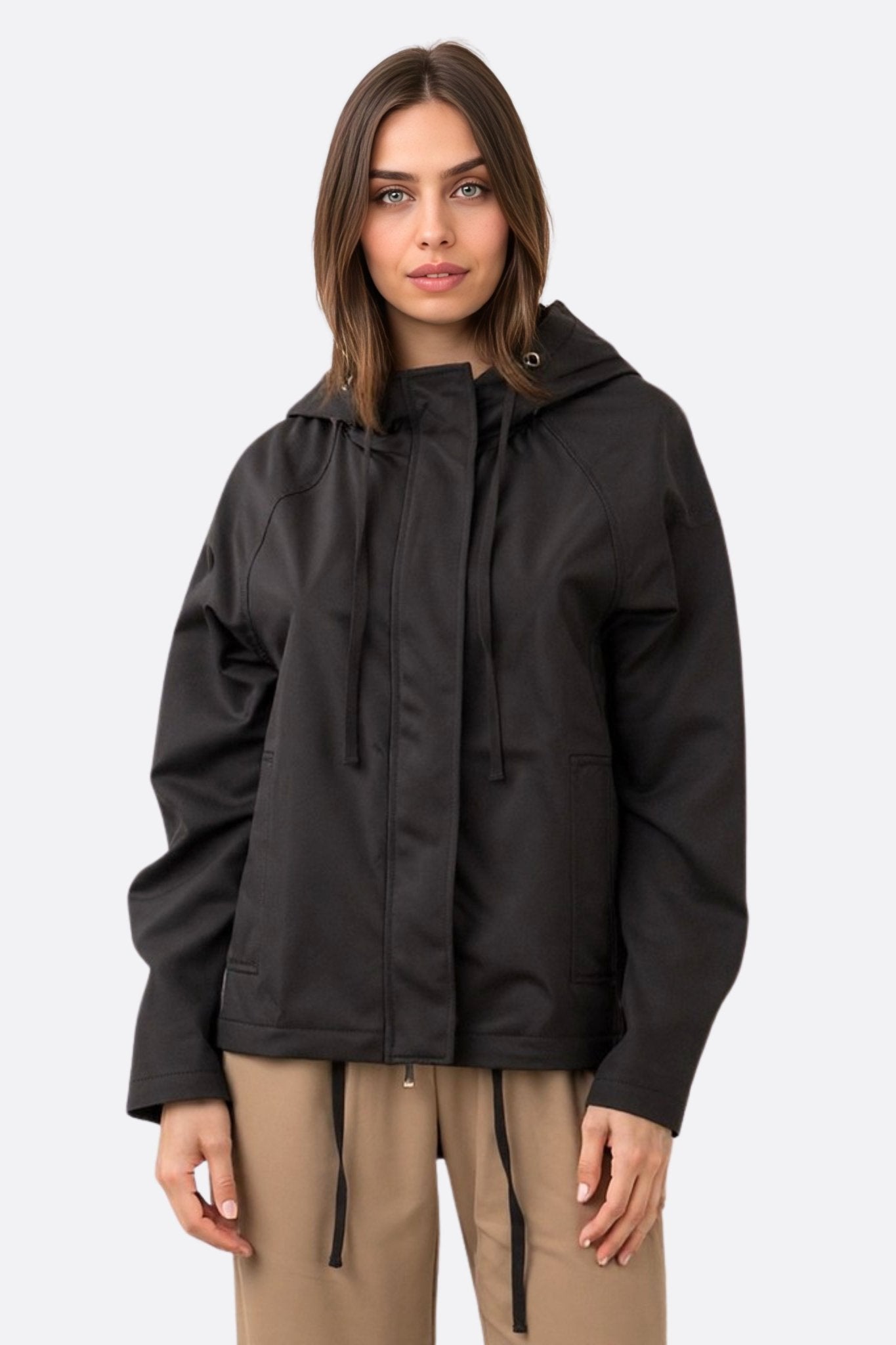 
Veste légère noire à capuche, coupe droite ample, idéale pour un look élégant au bureau ou lors de sorties décontractées.



