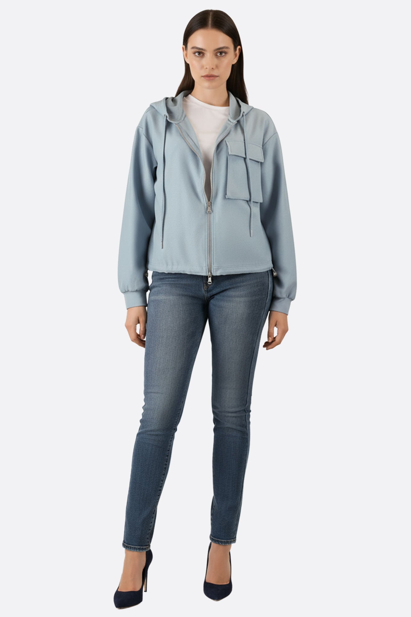 Particolare della giacca blu con cappuccio e zip, perfetta per un look elegante e casual in ogni situazione.