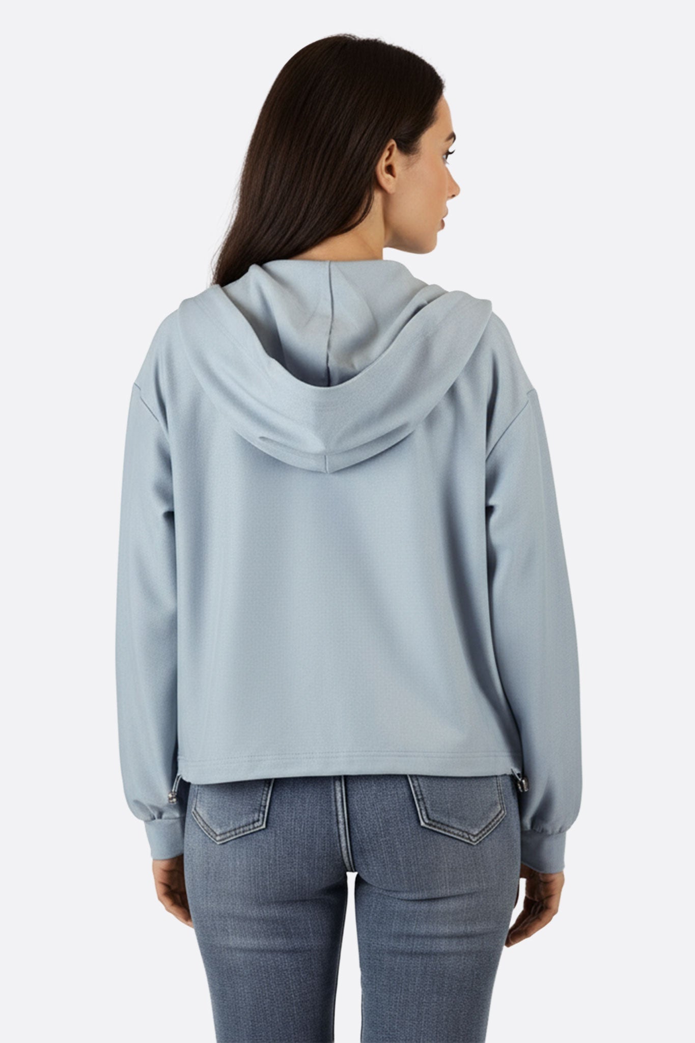 
Détail dynamique de la veste à capuche bleu zippée, un choix parfait pour une allure raffinée en journée ou soirée.



