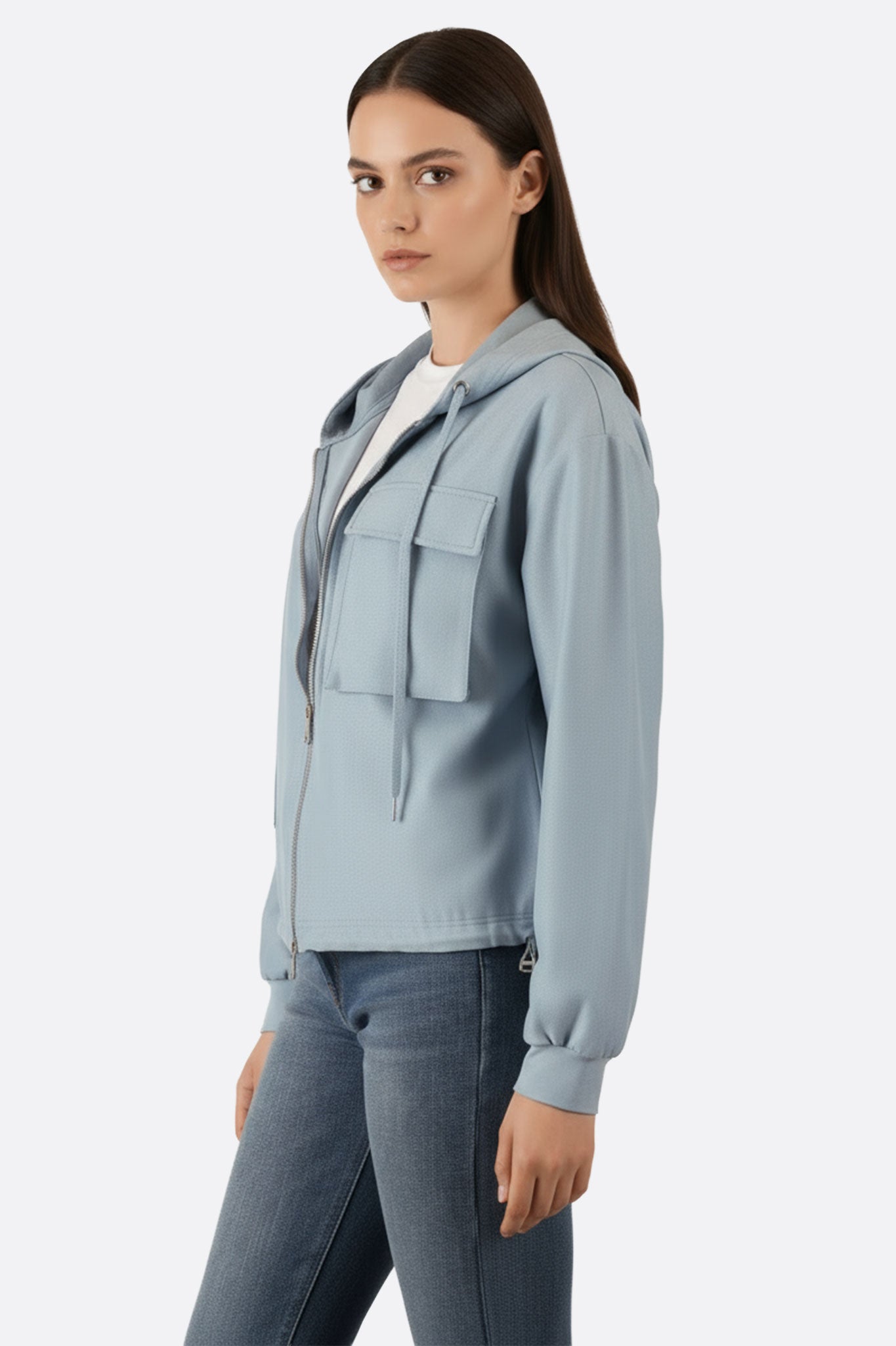 Détail élégant de la veste zippée bleu à capuche, idéale pour un look chic et décontracté au quotidien.