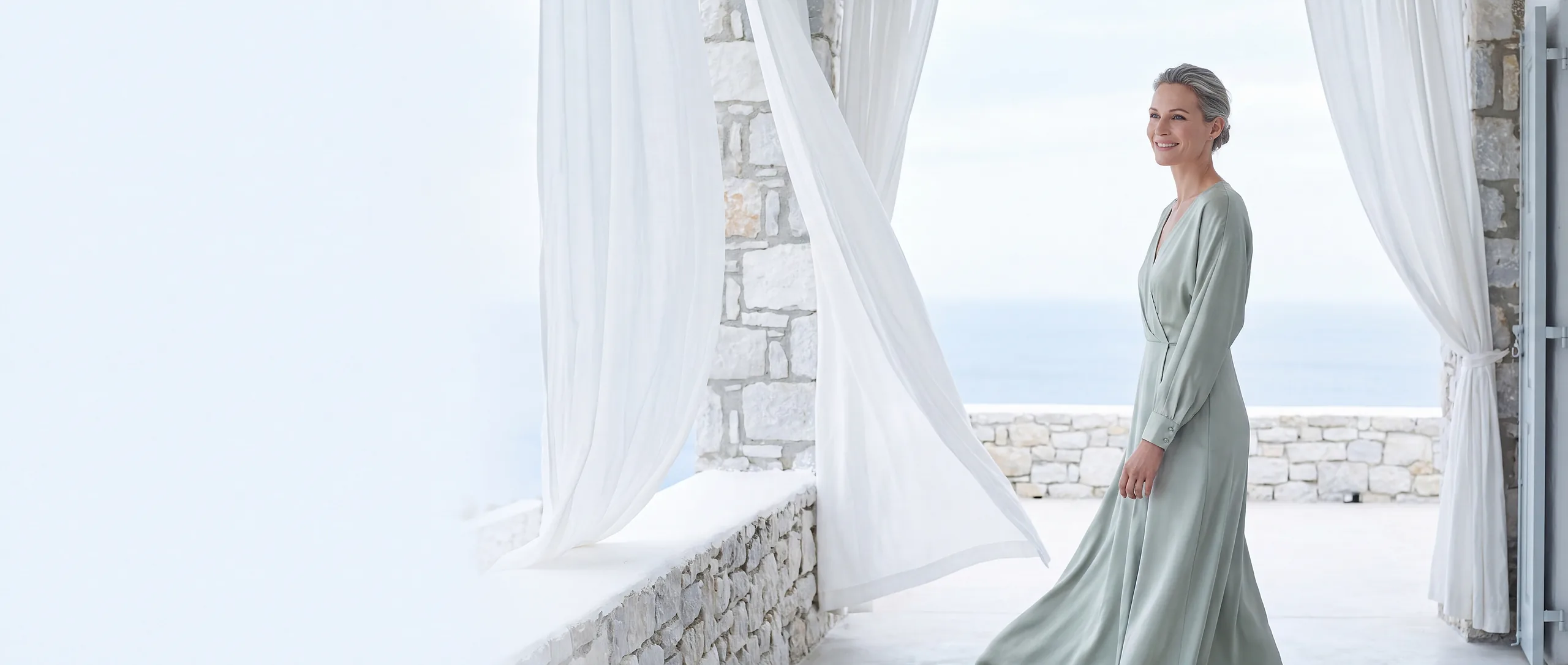 Robe de soirée Misciano portée sur une terrasse italienne