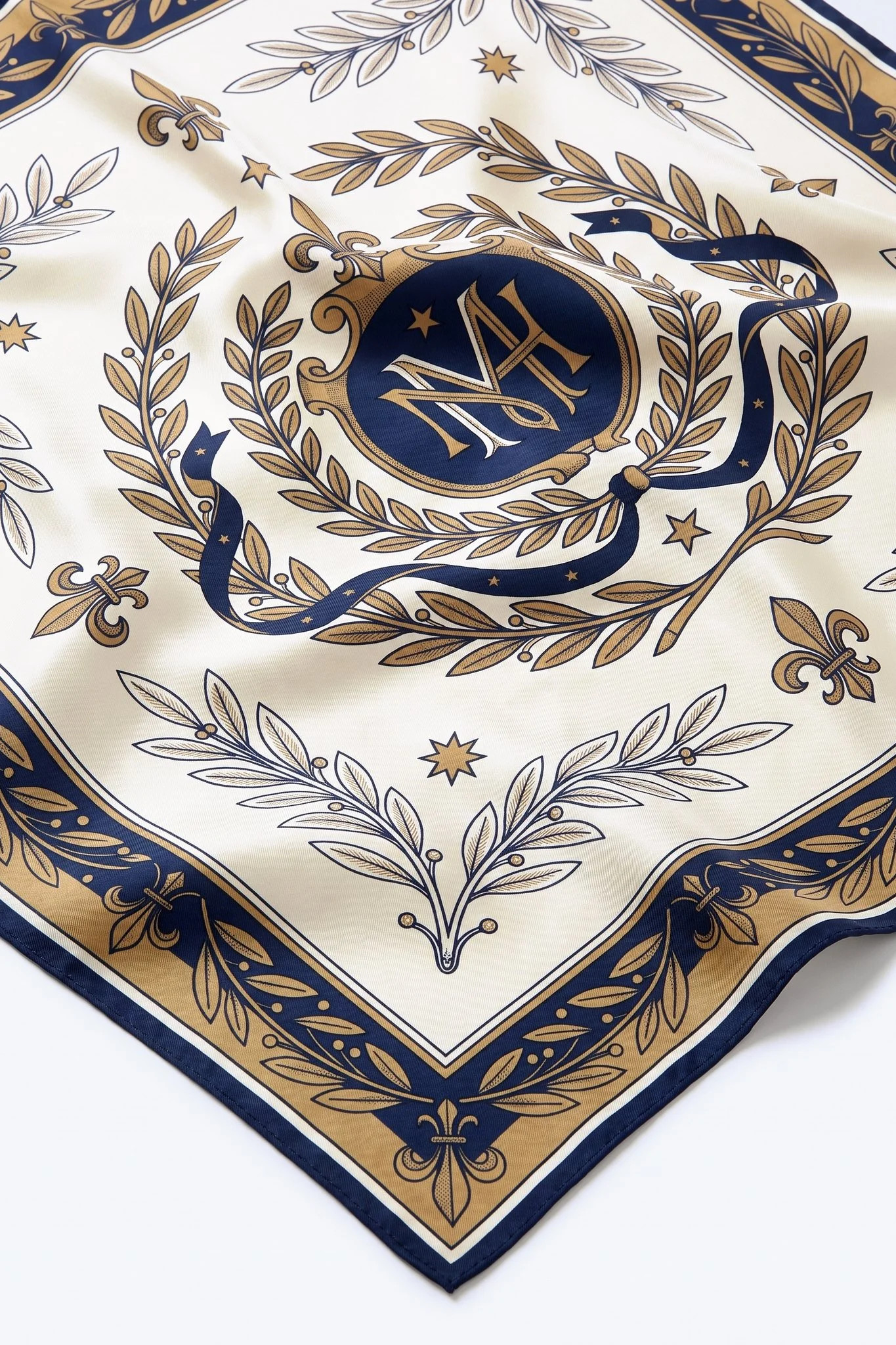 Nahaufnahme der Falten des Mitternachtswappen-Seidenschals, Seidentwill und handgerollter Saum