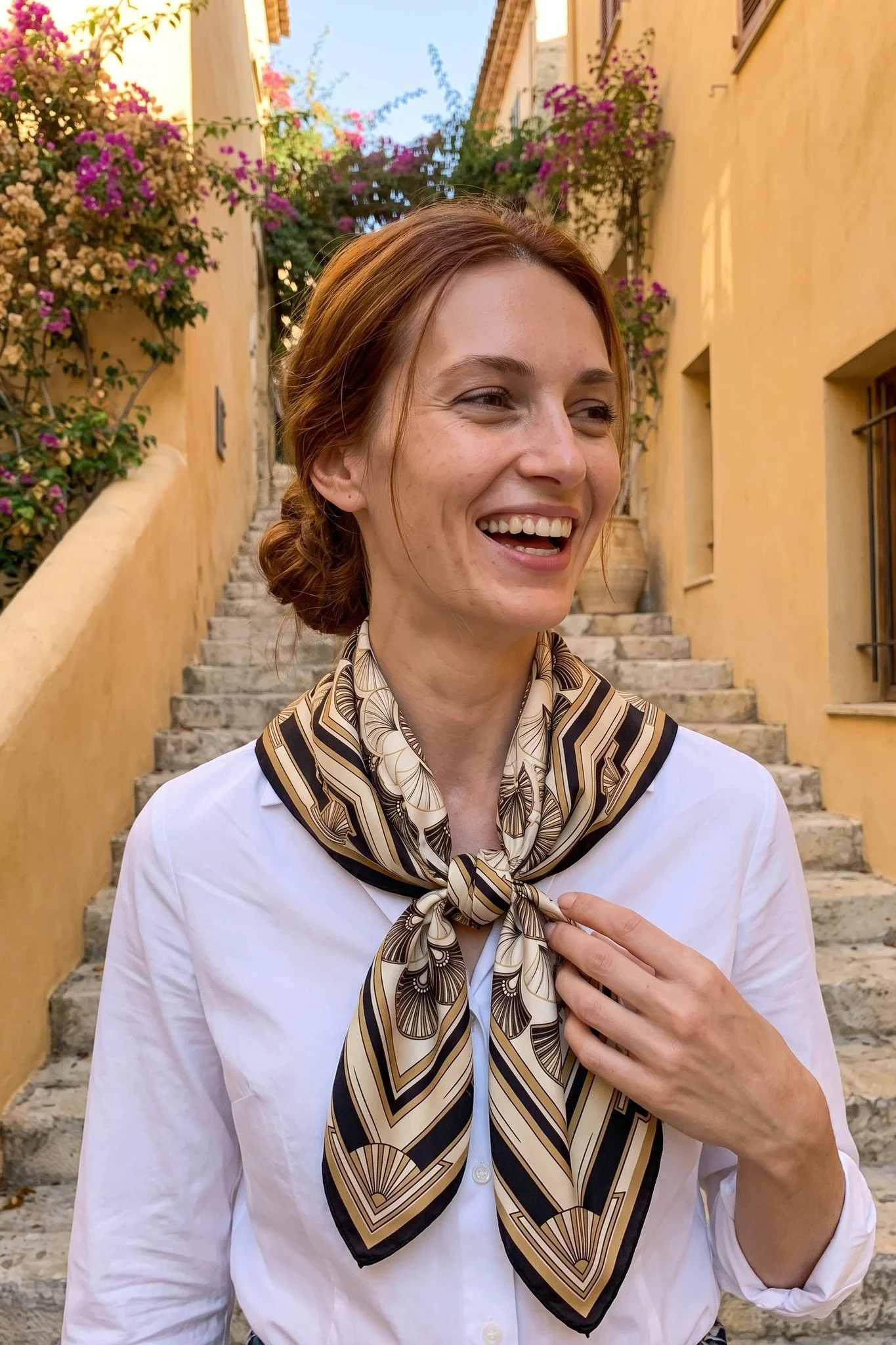 Femme portant le carré de soie Éventails de l'Opéra noué dans une rue de Paris