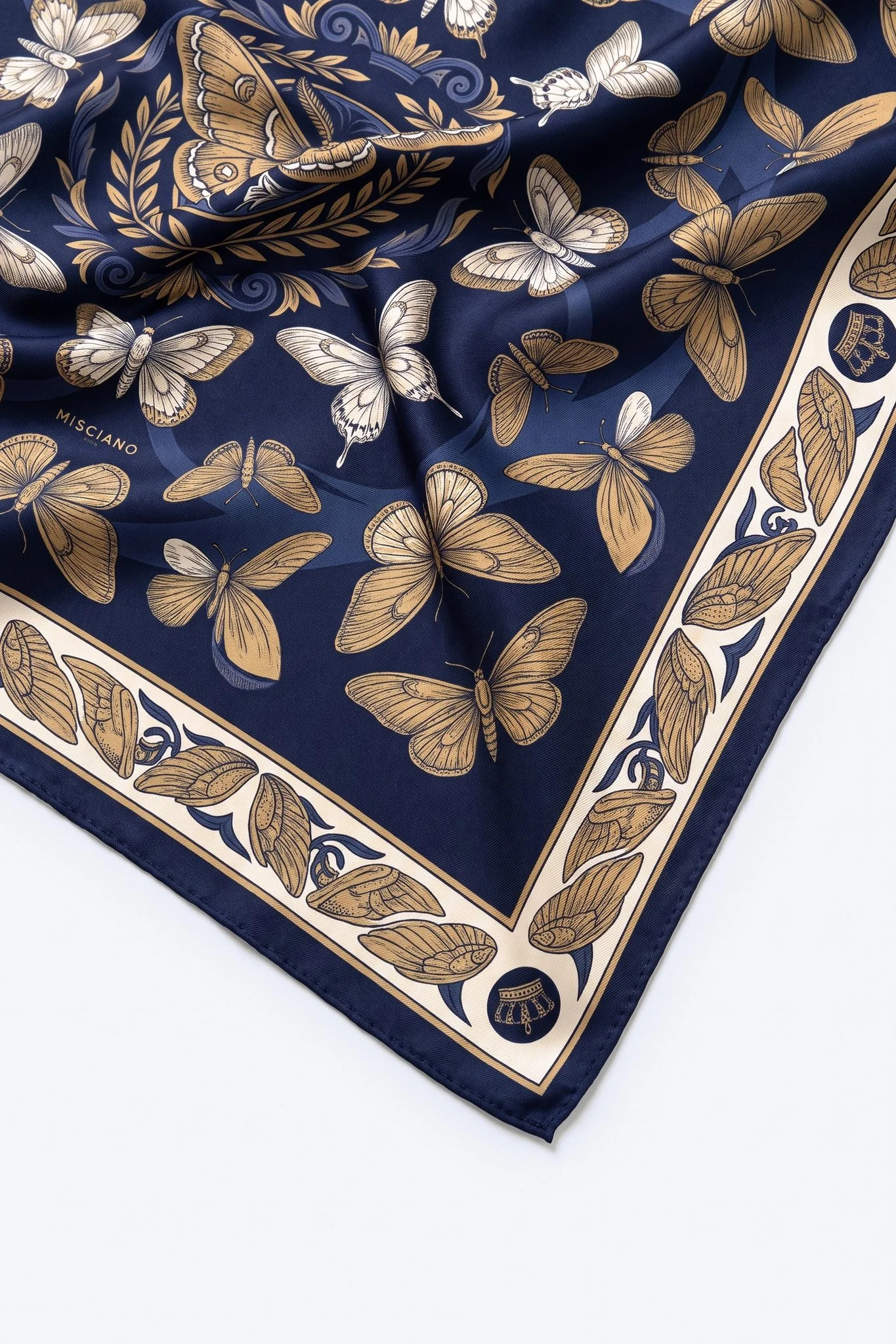 Nahaufnahme der Falten des Seidenschals Midnight Butterflies, Seidentwill und handgerollter Saum