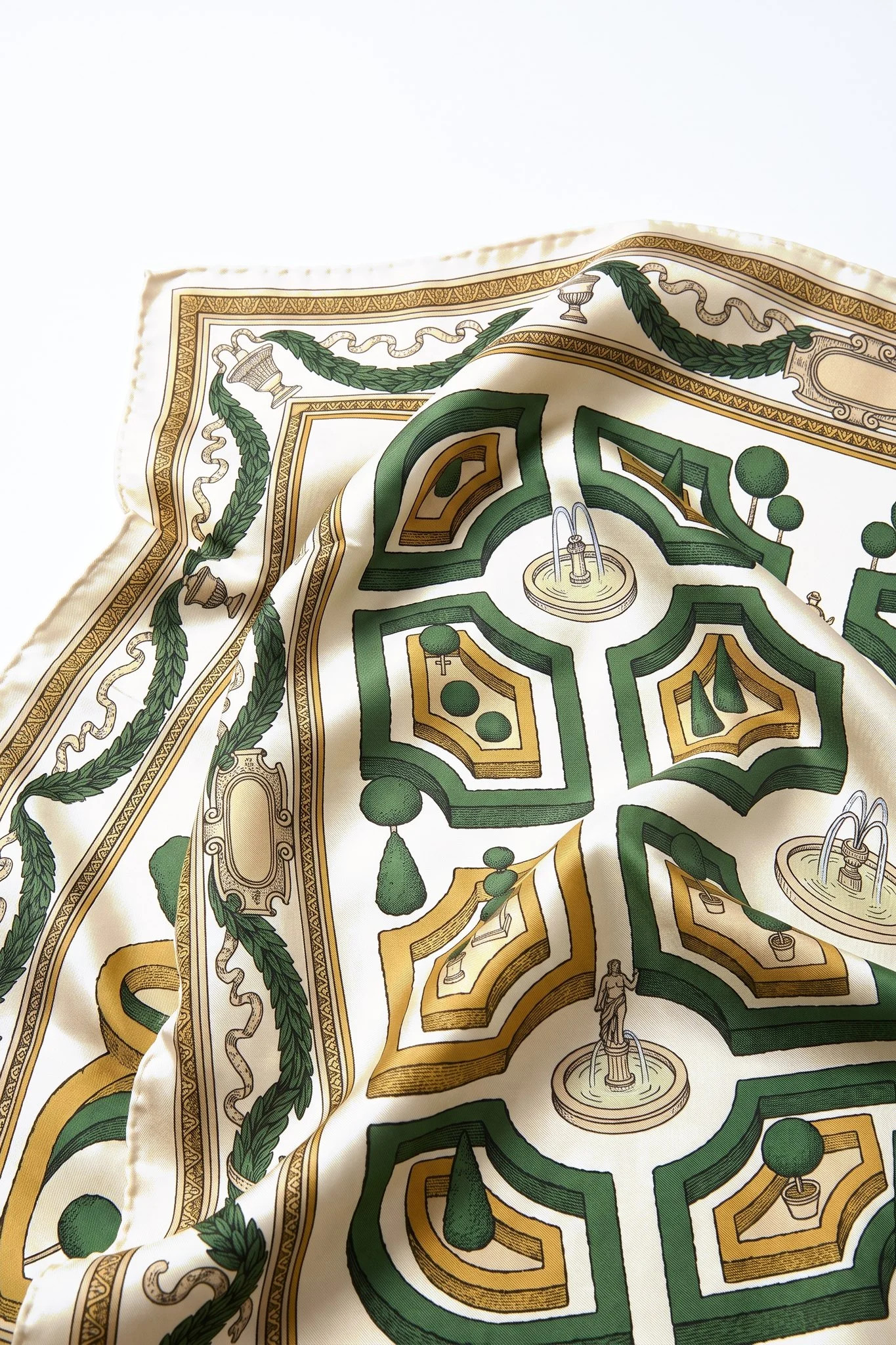 Nahaufnahme der Falten des Seidenschals Labyrinthe enchanté, Seidentwill und handgerollter Saum