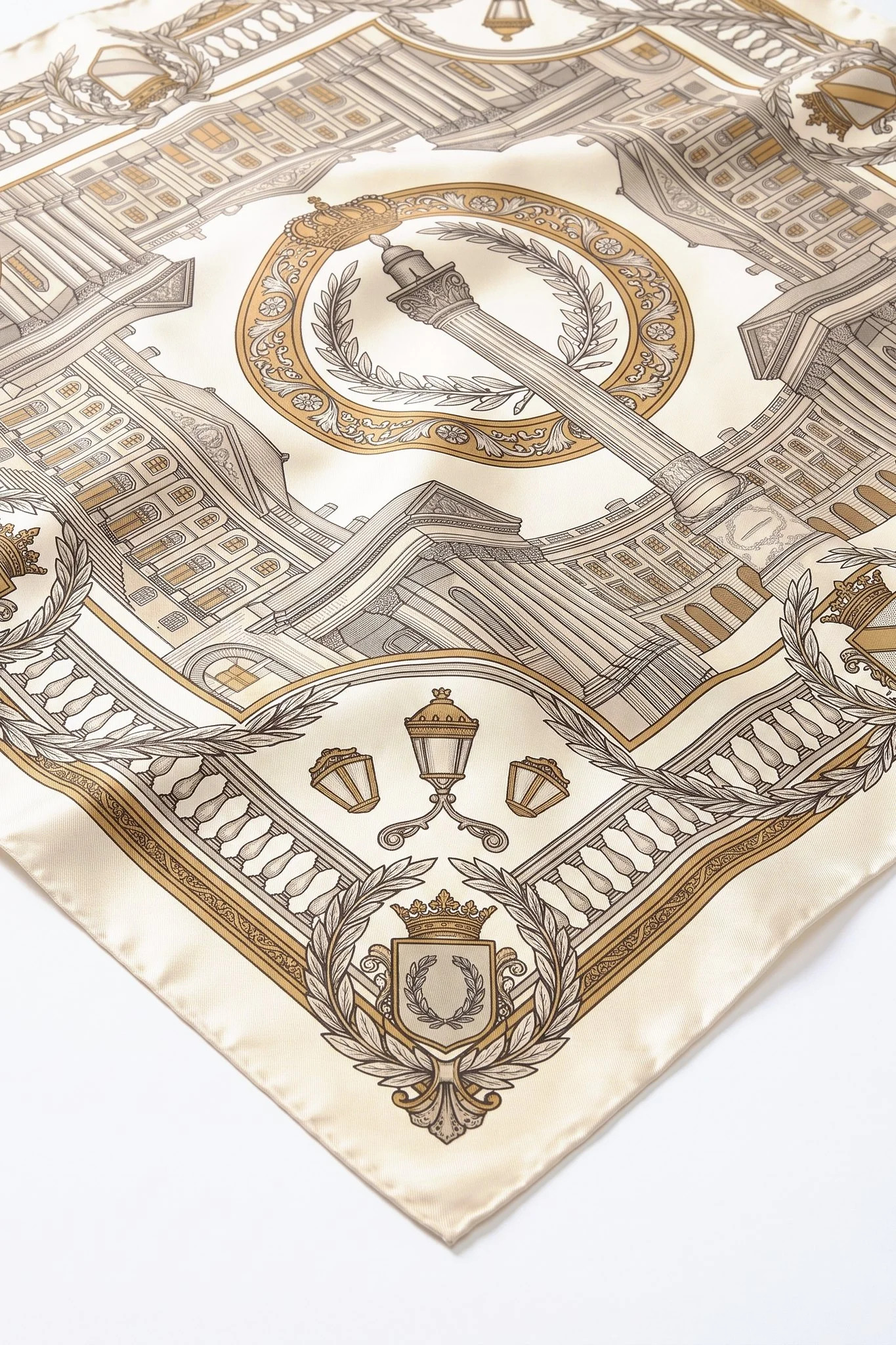 Primo piano sulle pieghe del foulard di seta Place Vendôme, twill di seta e orlo arrotolato a mano