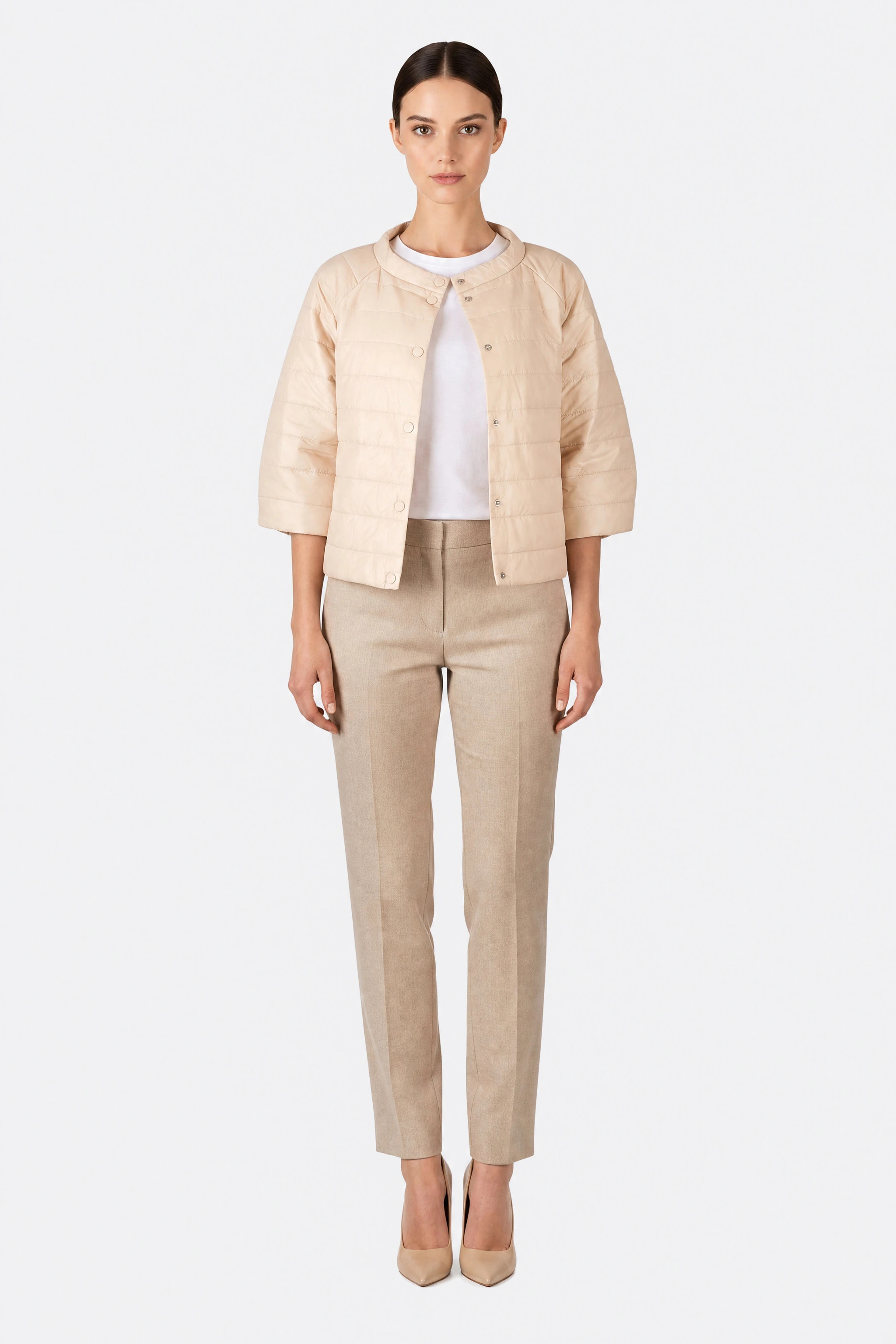Kurze, leichte beige Daunenjacke mit 3/4-Ärmeln, getragen, Vorderansicht